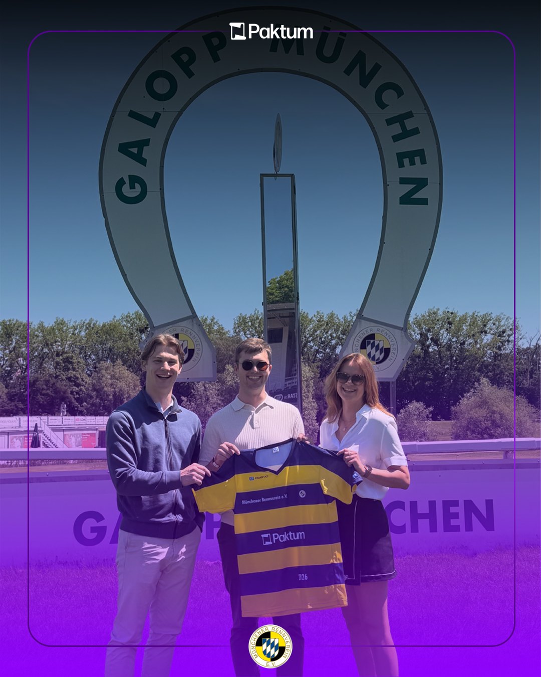 Trikotübergabe mit dem Münchener Rennverein: Vertreter des Clubs und von Paktum mit einem Trikot