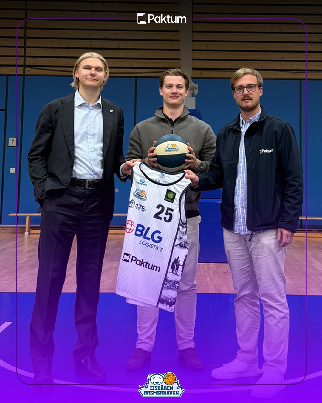 Trikotübergabe mit den Eisbären Bremerhaven: Vertreter des Clubs und von Paktum mit einem Trikot