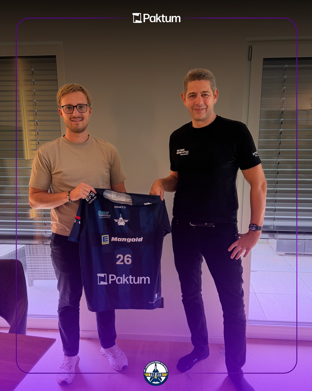 Trikotübergabe mit dem TSB Gmünd Handball: Vertreter des Clubs und von Paktum mit einem Trikot