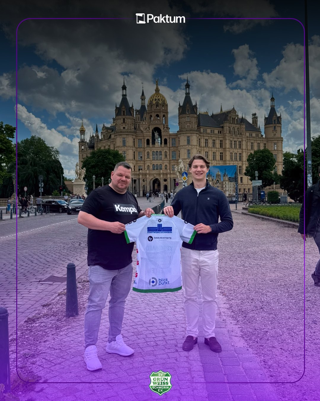 Trikotübergabe mit dem SV Grün-Weiss Schwerin: Vertreter des Clubs und von Paktum mit einem Trikot