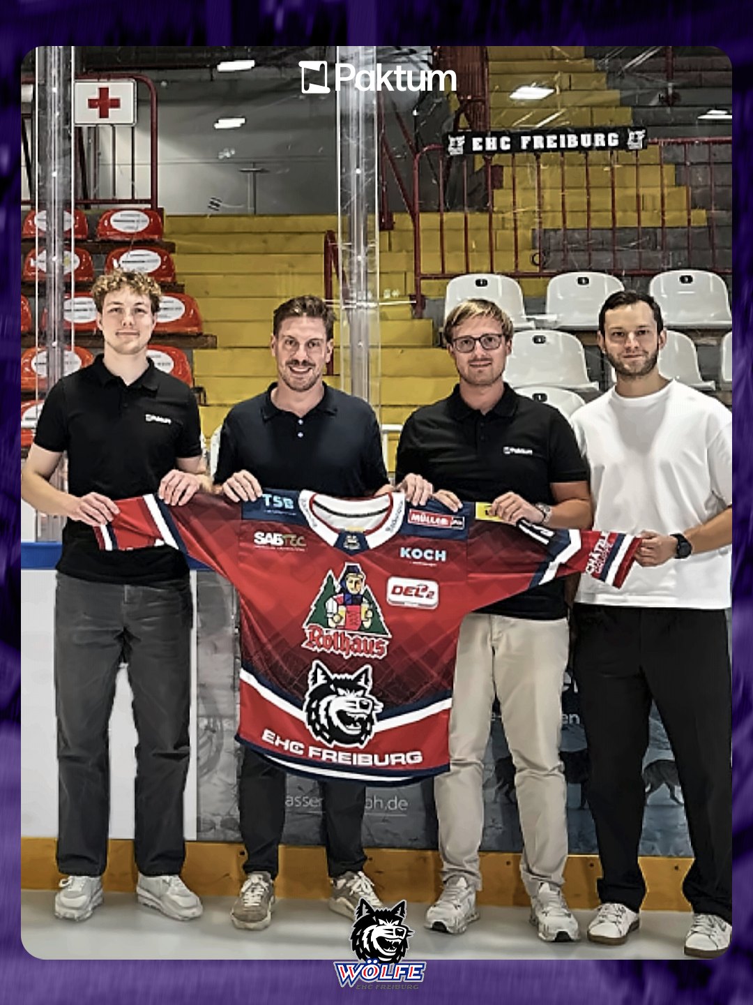 Trikotübergabe beim EHC Freiburg: Vertreter des EHC Freiburg und von Paktum mit einem Trikot des EHC Freiburg an der Eisfläche
