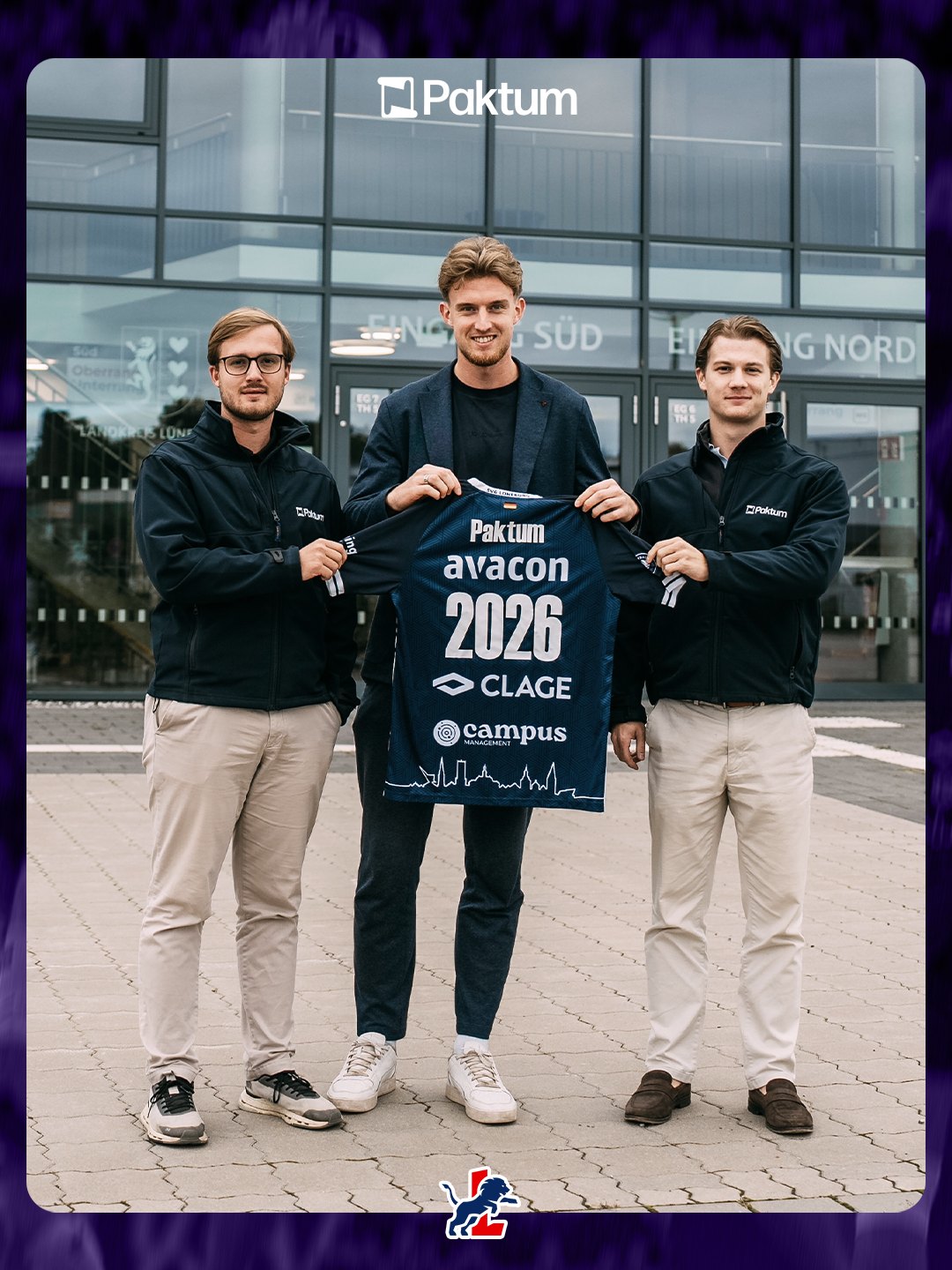 Trikotübergabe bei der SVG Lüneburg: Vertreter von Paktum und der SVG Lüneburg mit einem Trikot mit Paktum Schriftzug vor der Arena