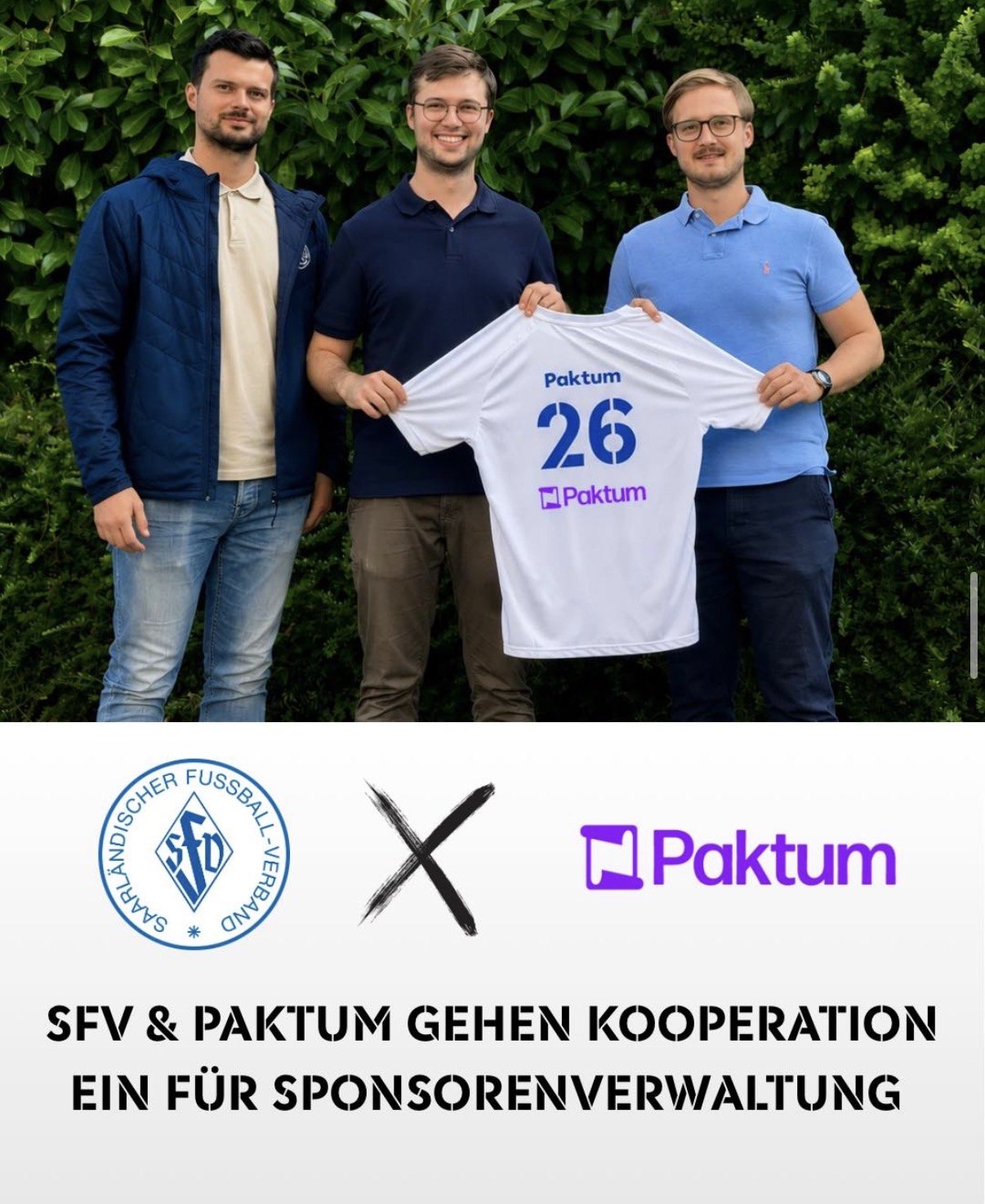 Vertreter des Saarländischen Fussball-Verbands und von Paktum mit einem weissen Trikot mit der Nummer 26 und dem Schriftzug Paktum, darunter die Logos beider Partner