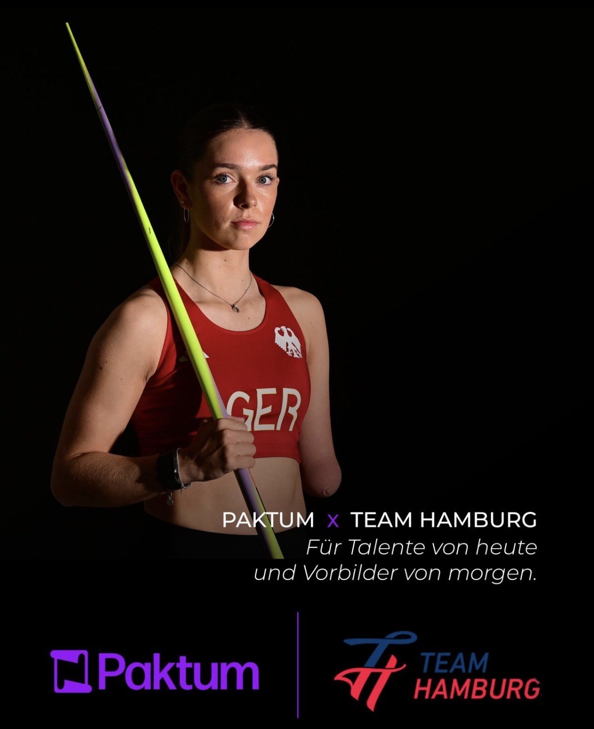 Para-Speerwerferin im Trikot der deutschen Nationalmannschaft, darunter die Logos von Paktum und TEAM HAMBURG mit dem Slogan Für Talente von heute und Vorbilder von morgen