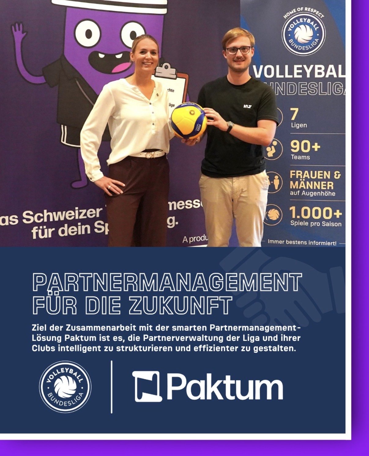 Vertreter der Volleyball Bundesliga und von Paktum mit einem Volleyball vor einer Werbewand der Volleyball Bundesliga