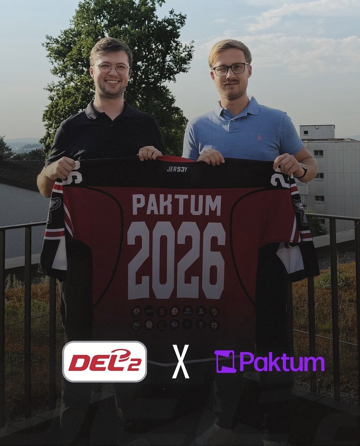 Vertreter der DEL2 und von Paktum mit einem DEL2 Trikot mit der Aufschrift Paktum 2026