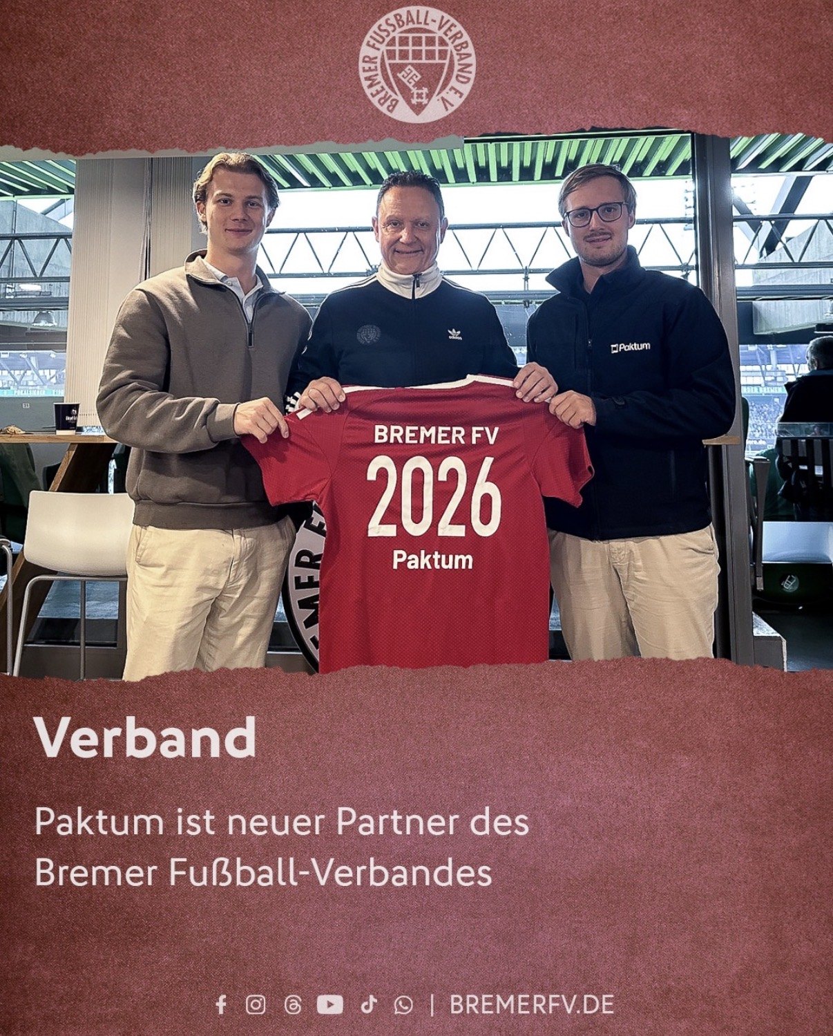 Trikotübergabe beim Bremer Fussball-Verband: Vertreter des Verbands und von Paktum mit einem roten Trikot Bremer FV 2026 Paktum