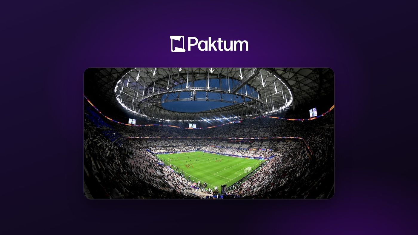 Volles Fussballstadion bei Nacht auf Paktum Hintergrund