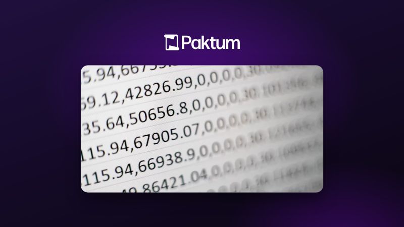 Tabla impresa con largas columnas de números sobre un fondo de Paktum