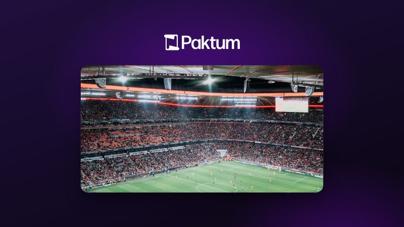 Estadio de fútbol lleno con luces de reflectores sobre un fondo de Paktum
