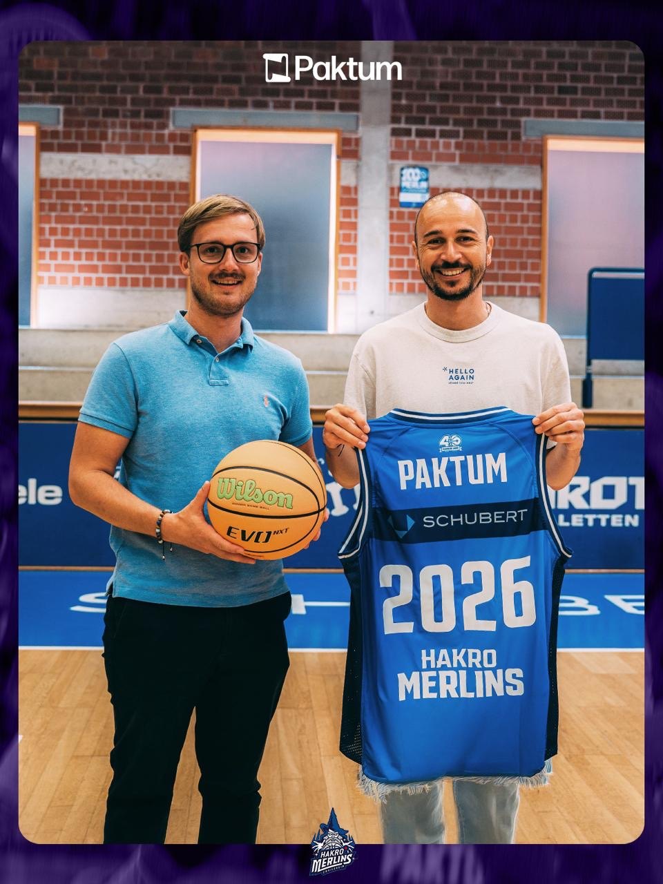 Trikotübergabe mit den HAKRO Merlins Crailsheim: Vertreter des Clubs und von Paktum mit einem Trikot