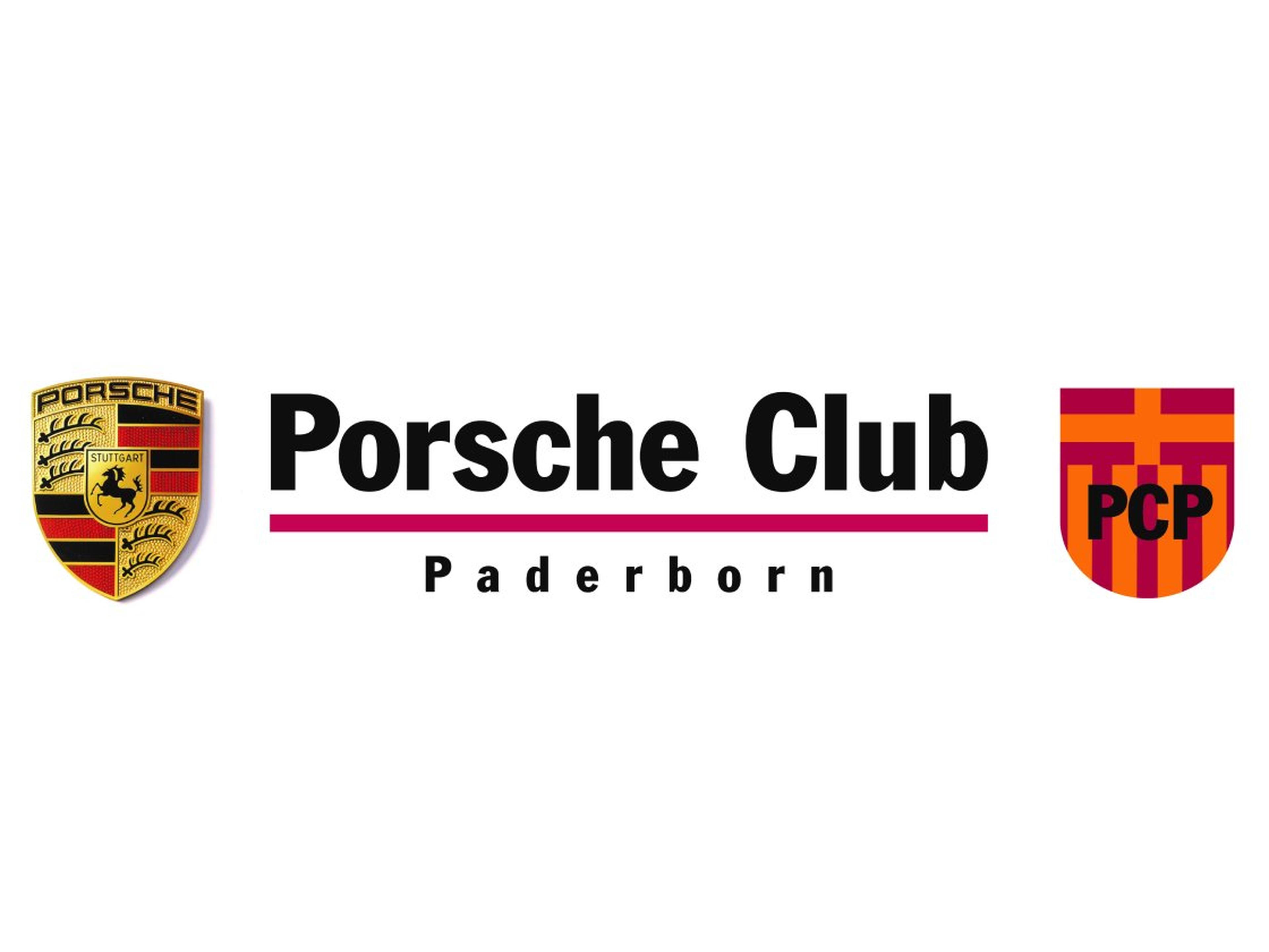 Mehrere Porsche fahren eine Serpentinenstraße entlang.