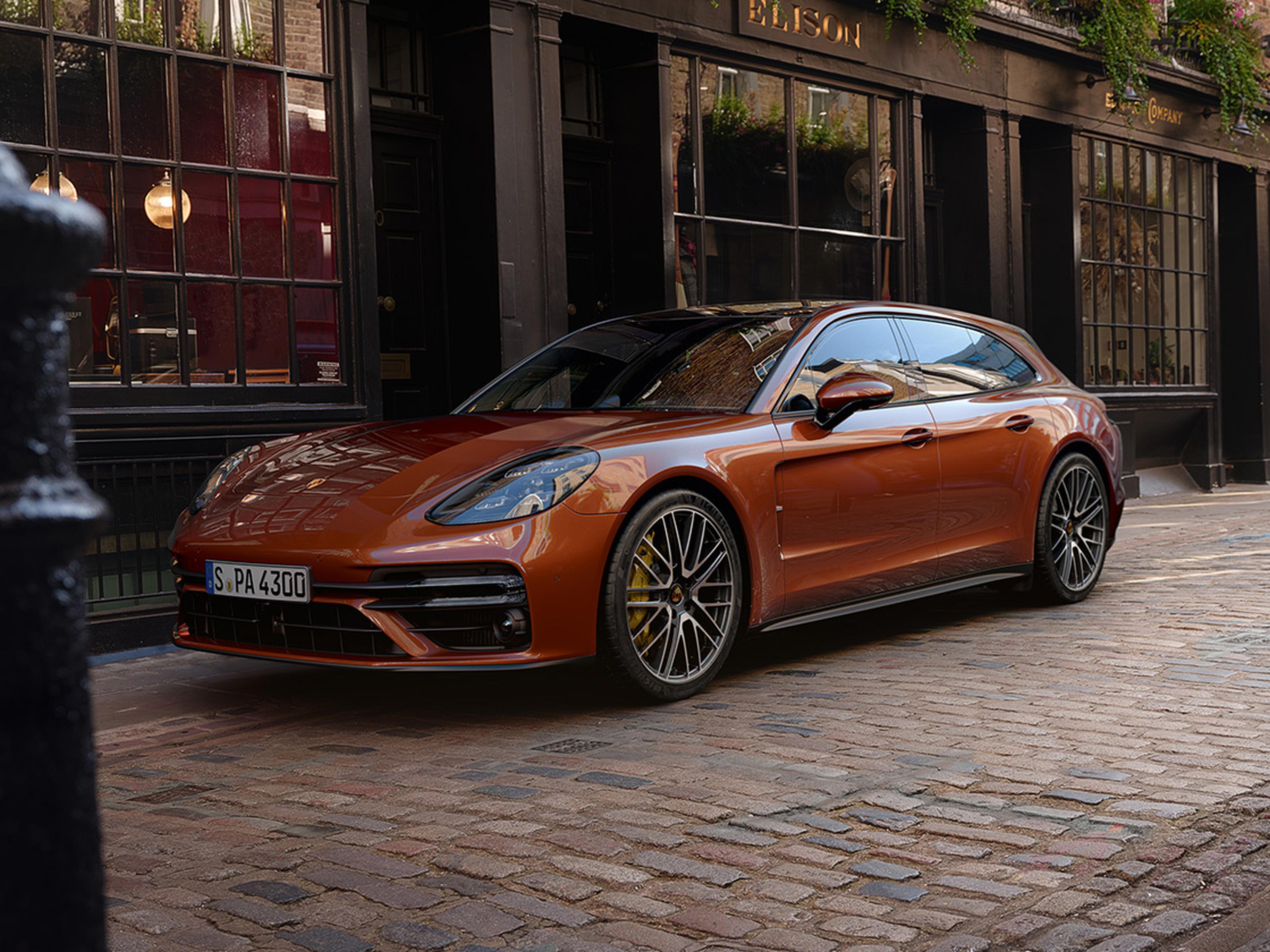 Panamera Turbo S Sport Turismo parkt in der Stadt auf Pflastersteinen.