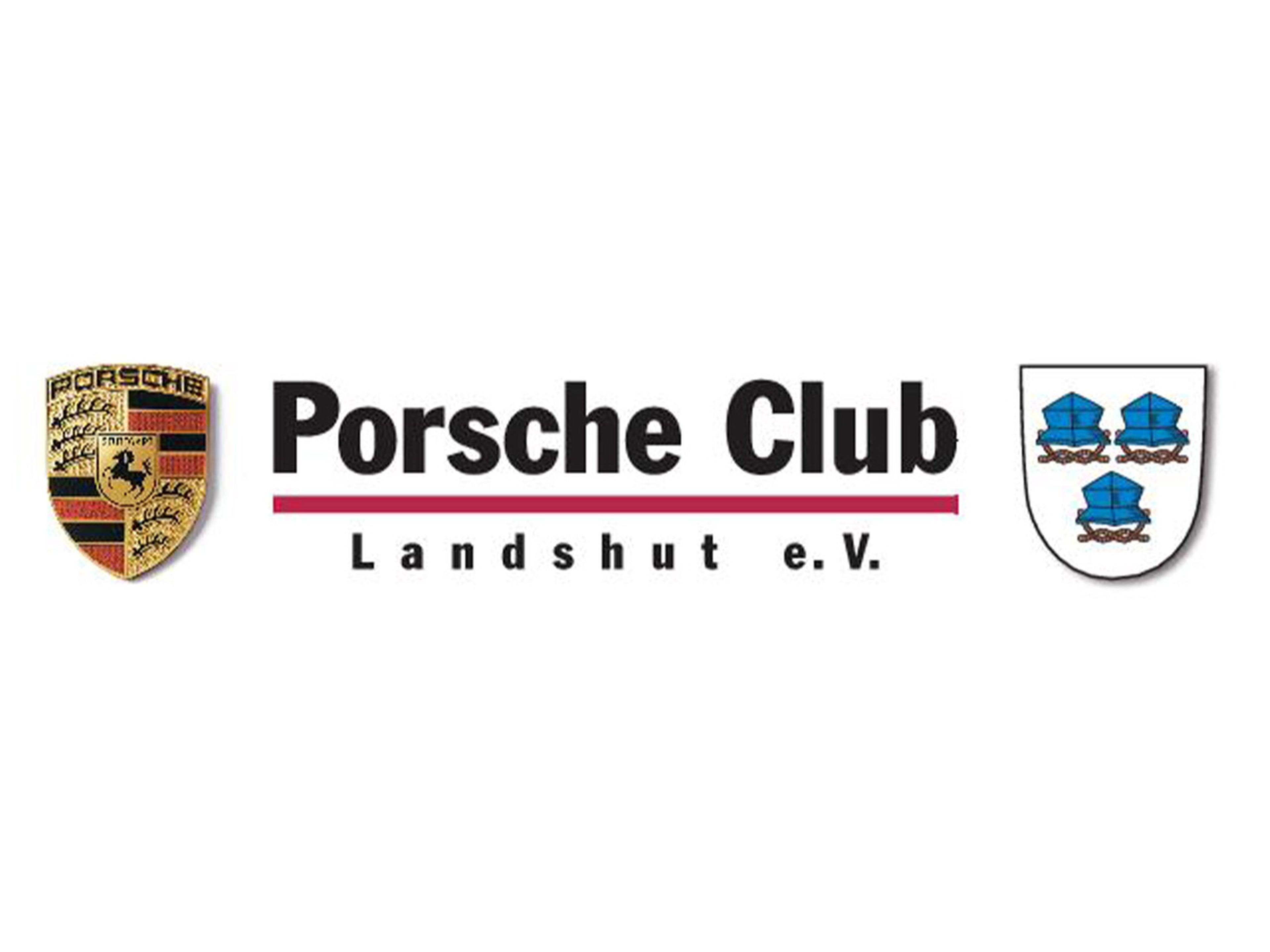 Mehrere Porsche fahren eine Serpentinenstraße entlang.