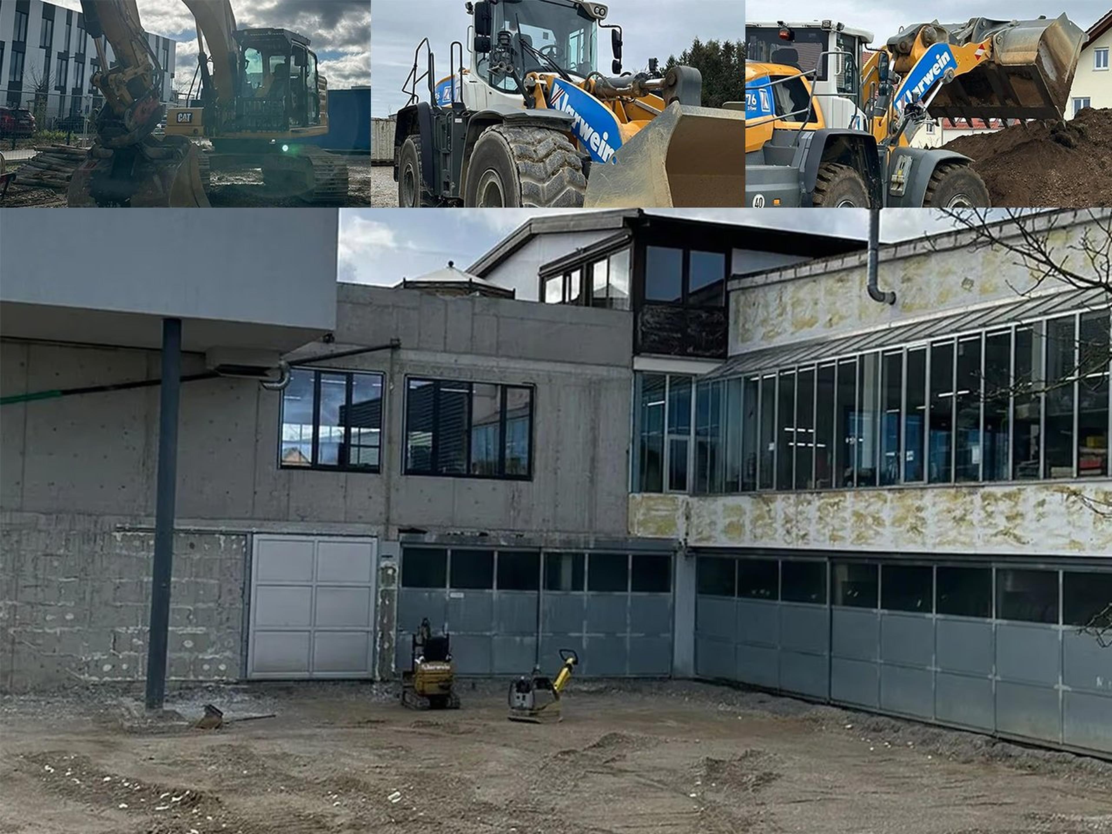Baustelle mit Baggern und Radladern vor einem mehrstöckigen Gebäude mit großen Fenstern