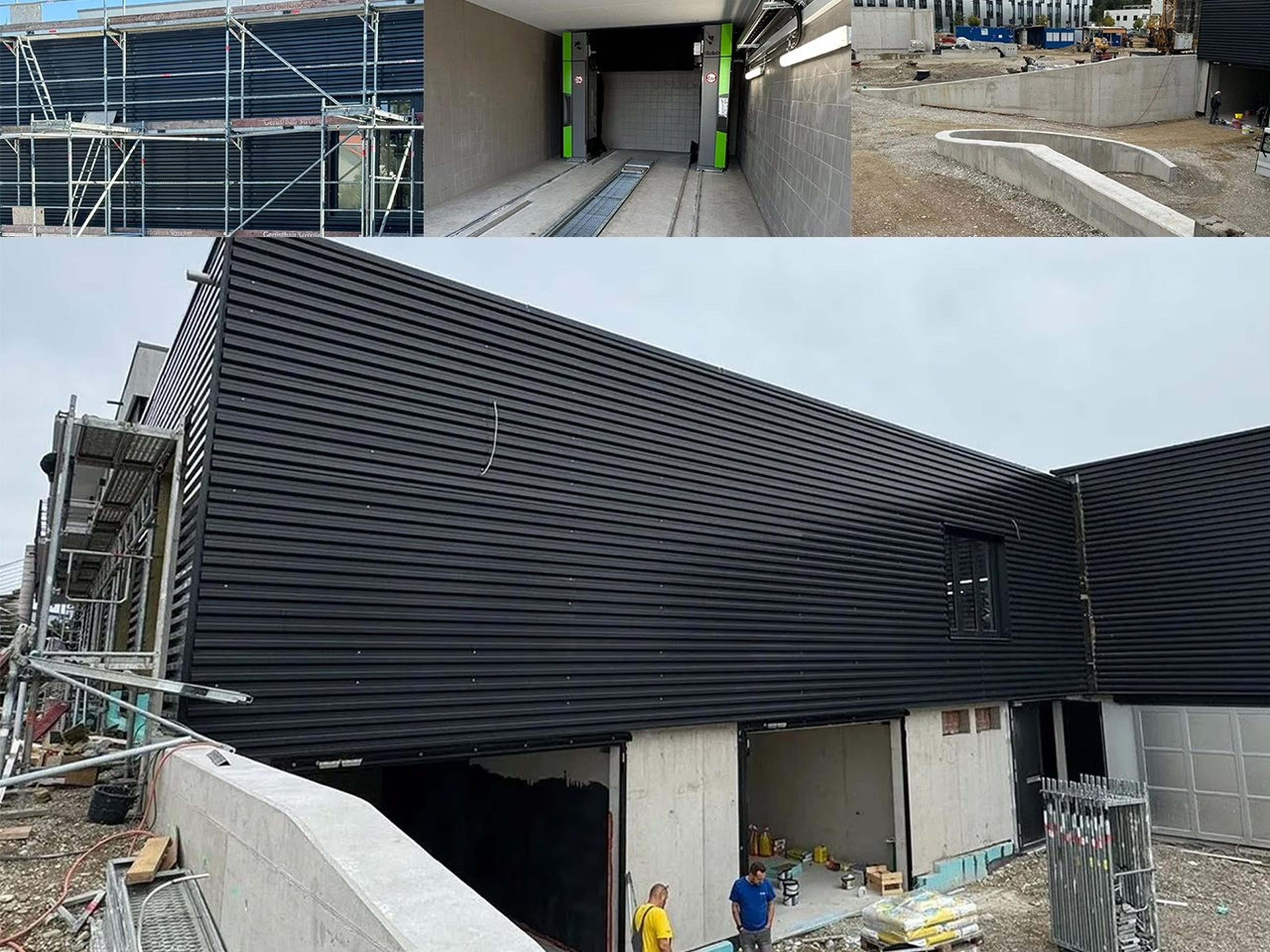 Schwarz-weiße Fassade eines modernen Gebäudes mit horizontalen Lamellen und Baustelle im Vordergrund mit zwei Personen und Gerüst