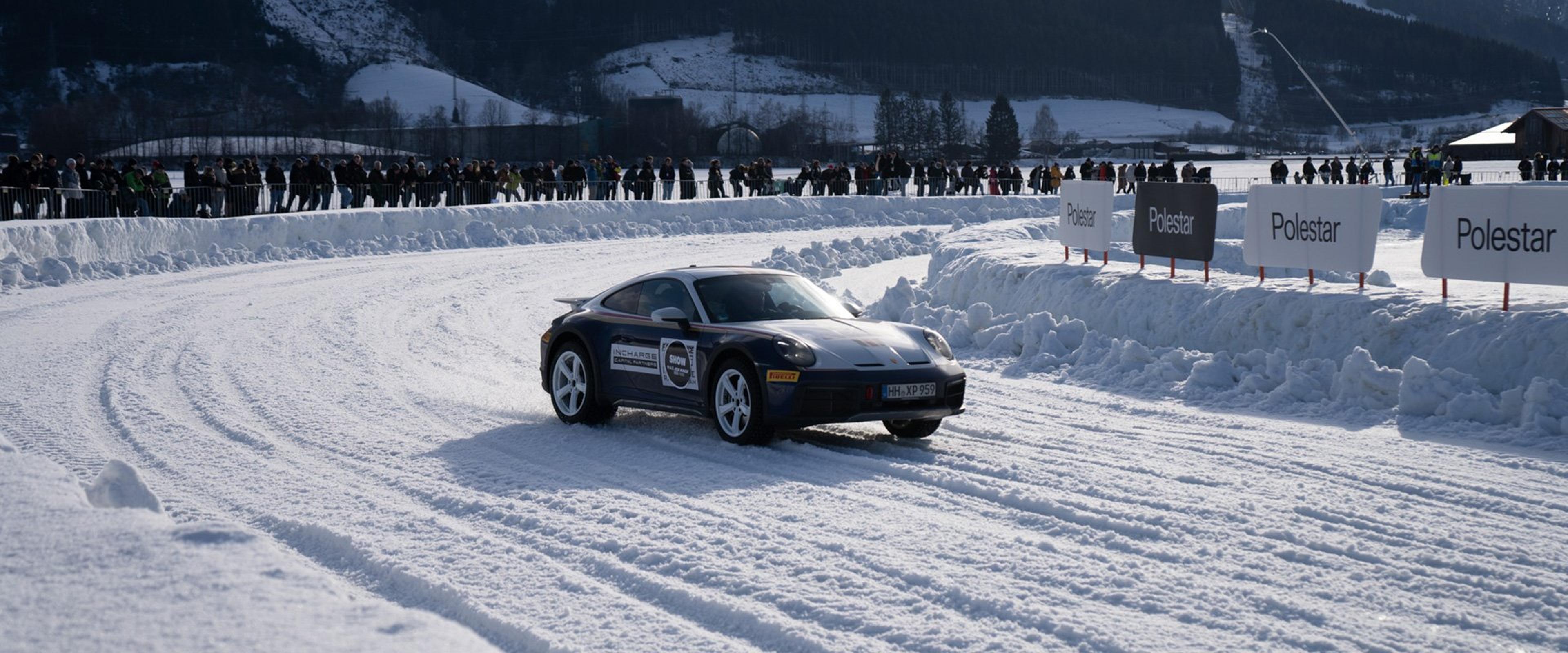 Porsche fährt auf Schnee.