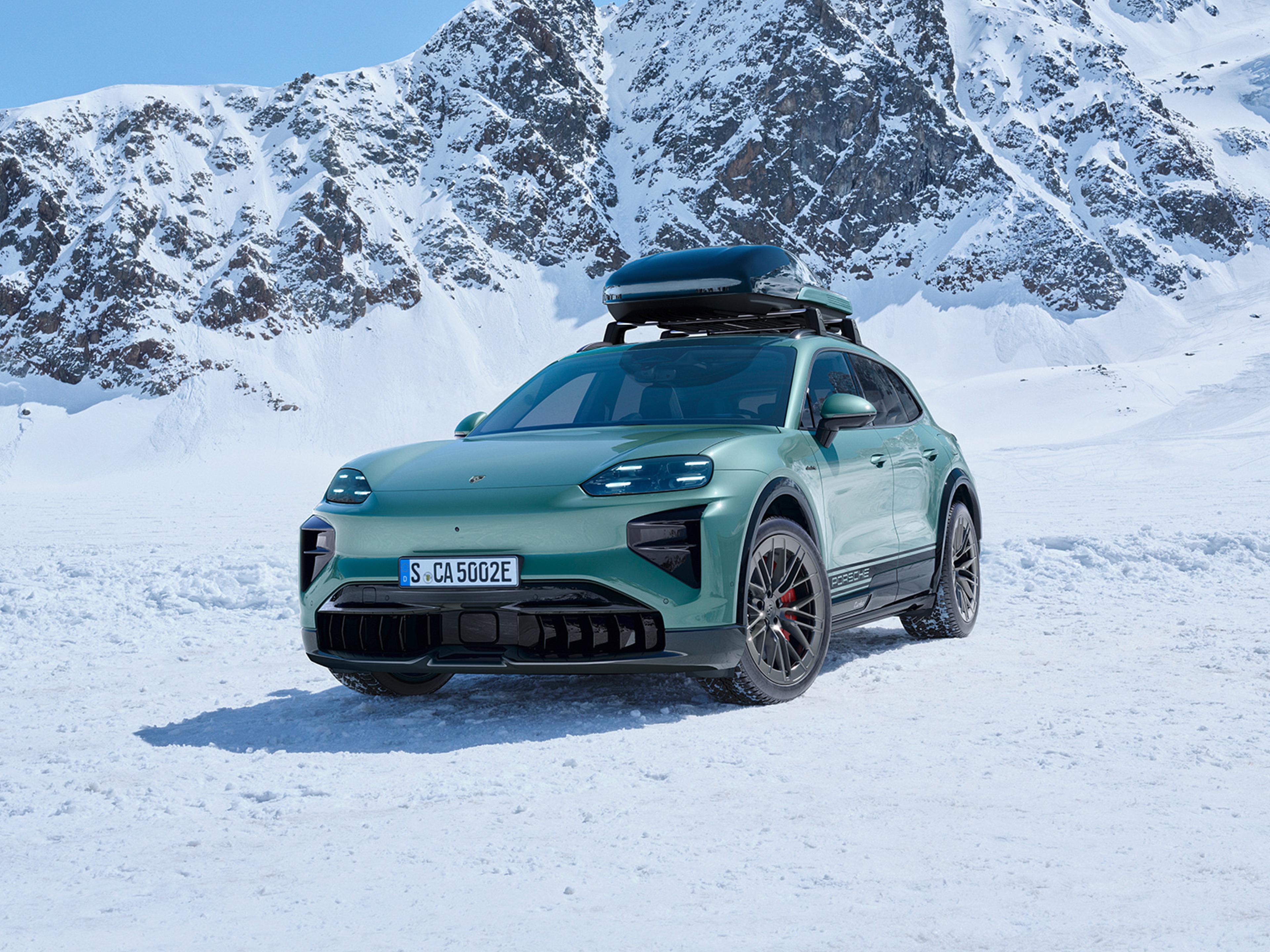 Ein Porsche Sportwagen in einer Winterlandschaft.