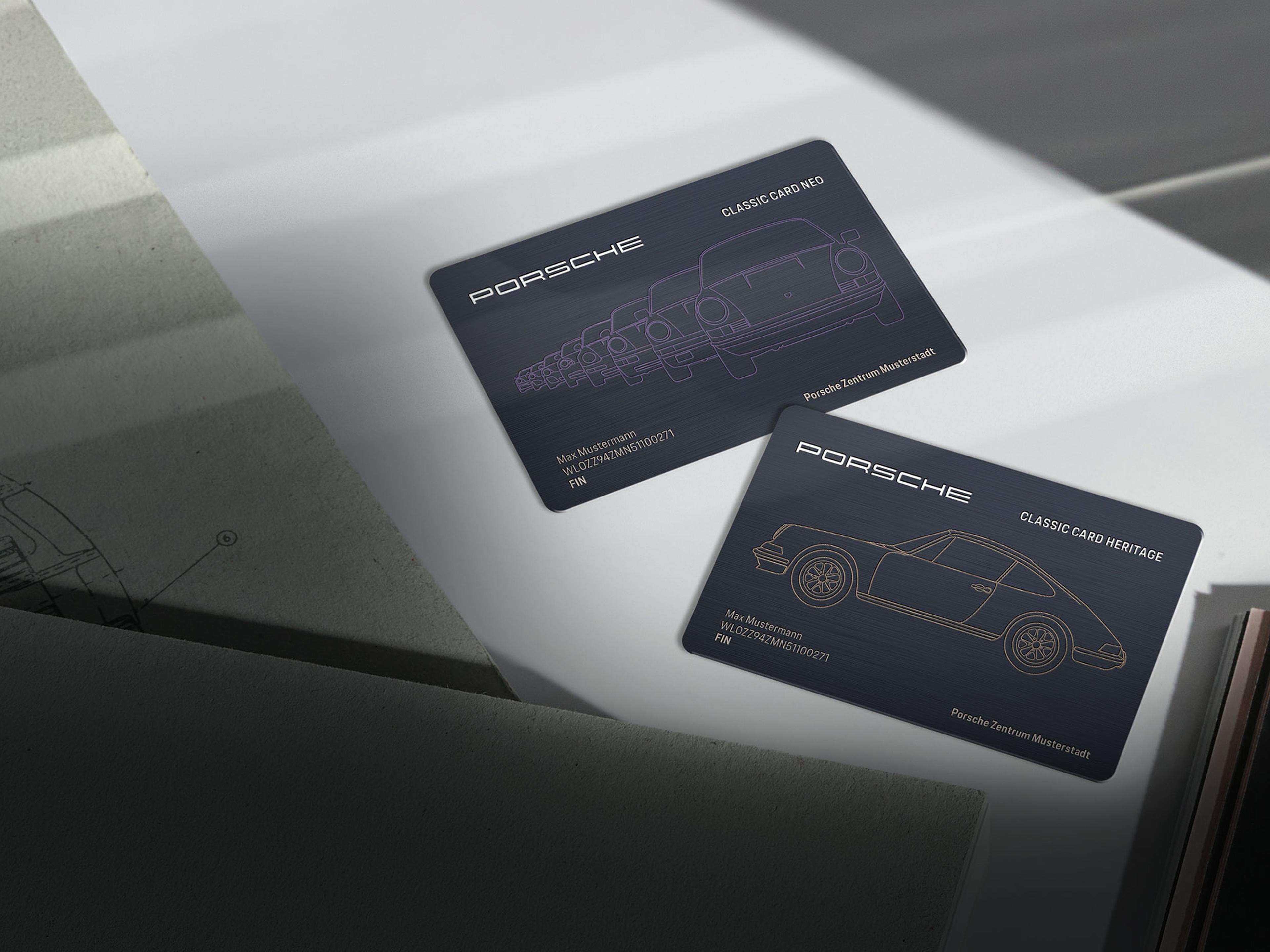 Porsche Classic Card Neo und Heritage liegen auf einem Tisch.