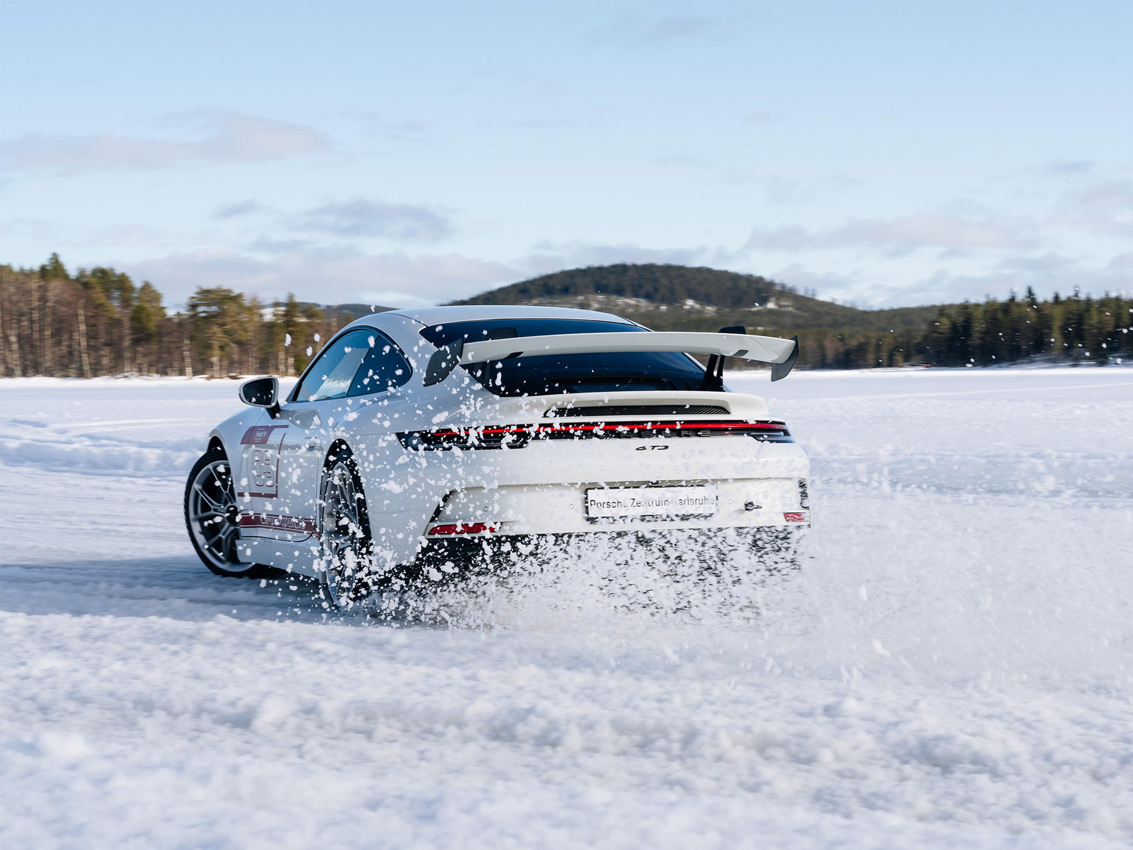 Fahrzeug fährt im Schnee