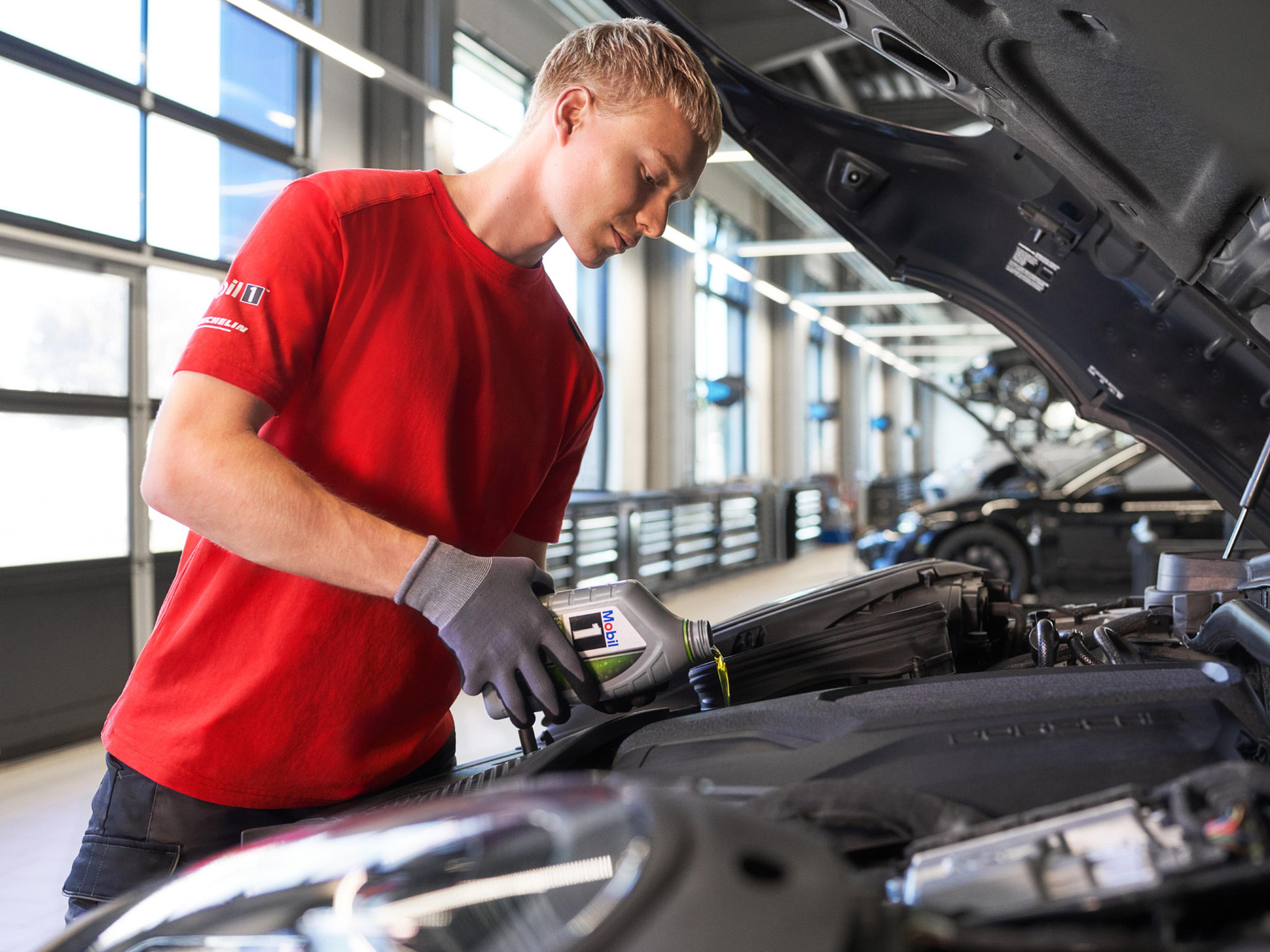 Porsche Service – Werkstatt Öl nachfüllen