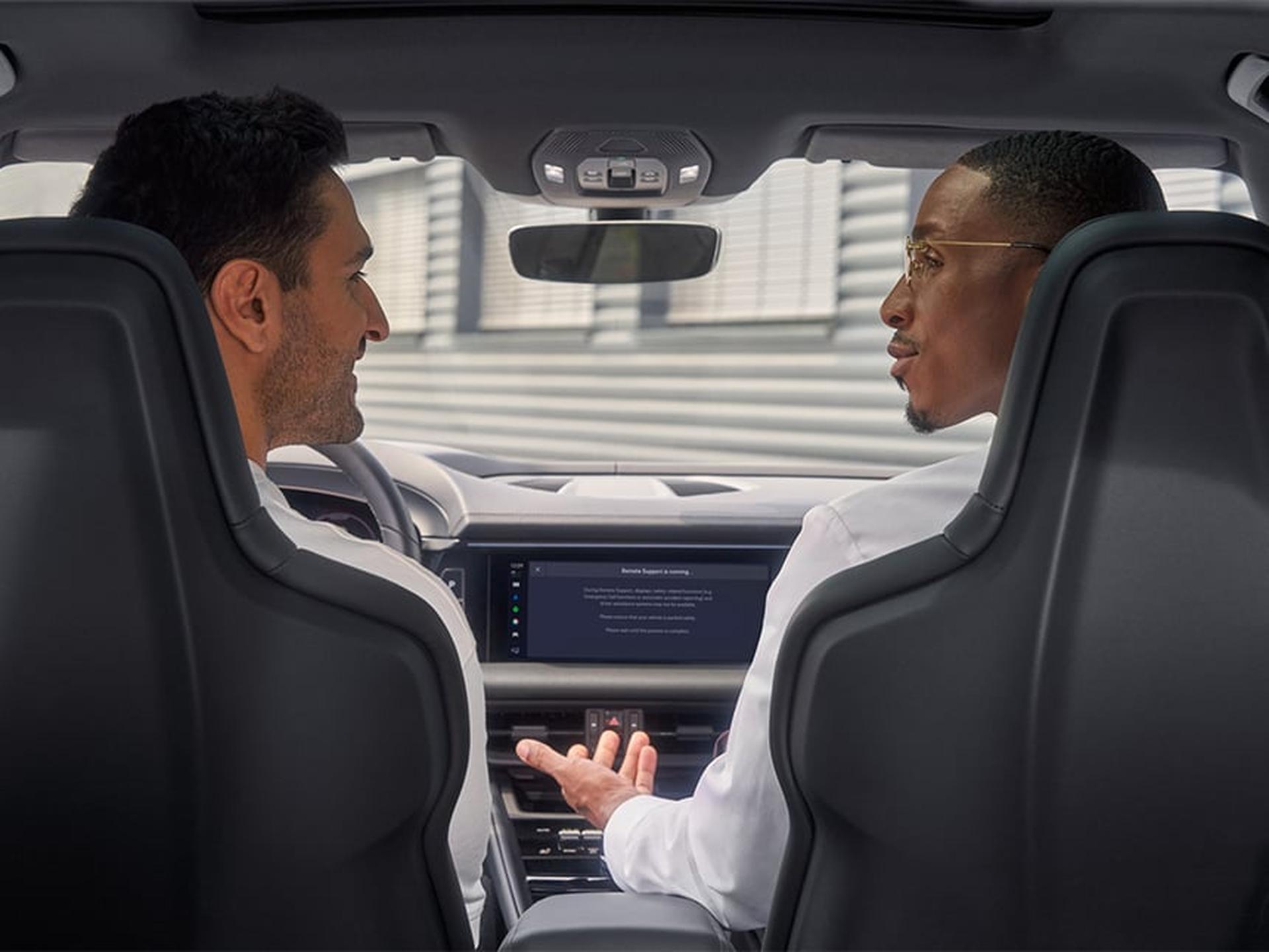 Remote Support Erklärsituation in einem Porsche Sportwagen.