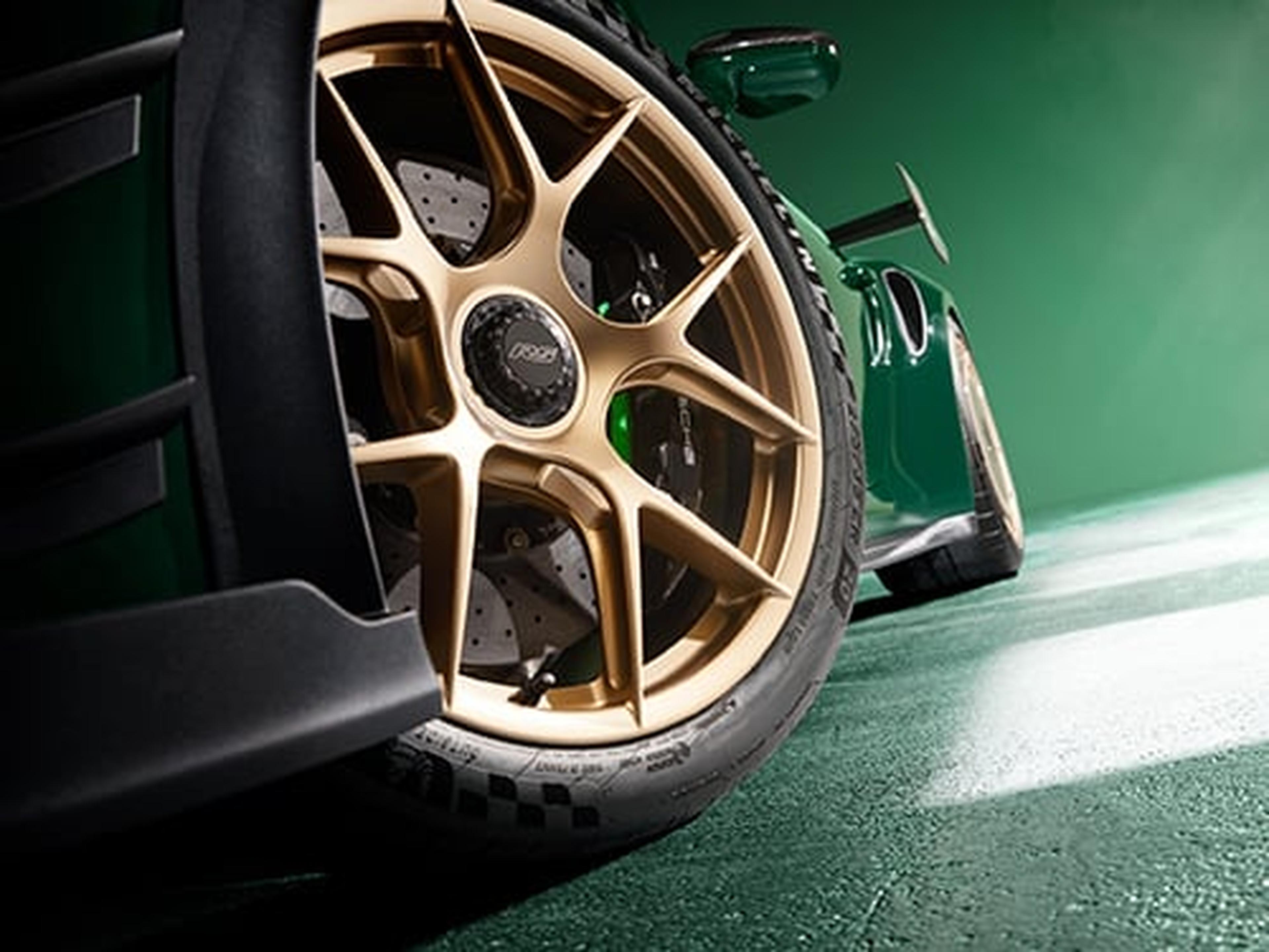 Nahaufnahme der Vorderräder eines Porsche Sportwagens.
