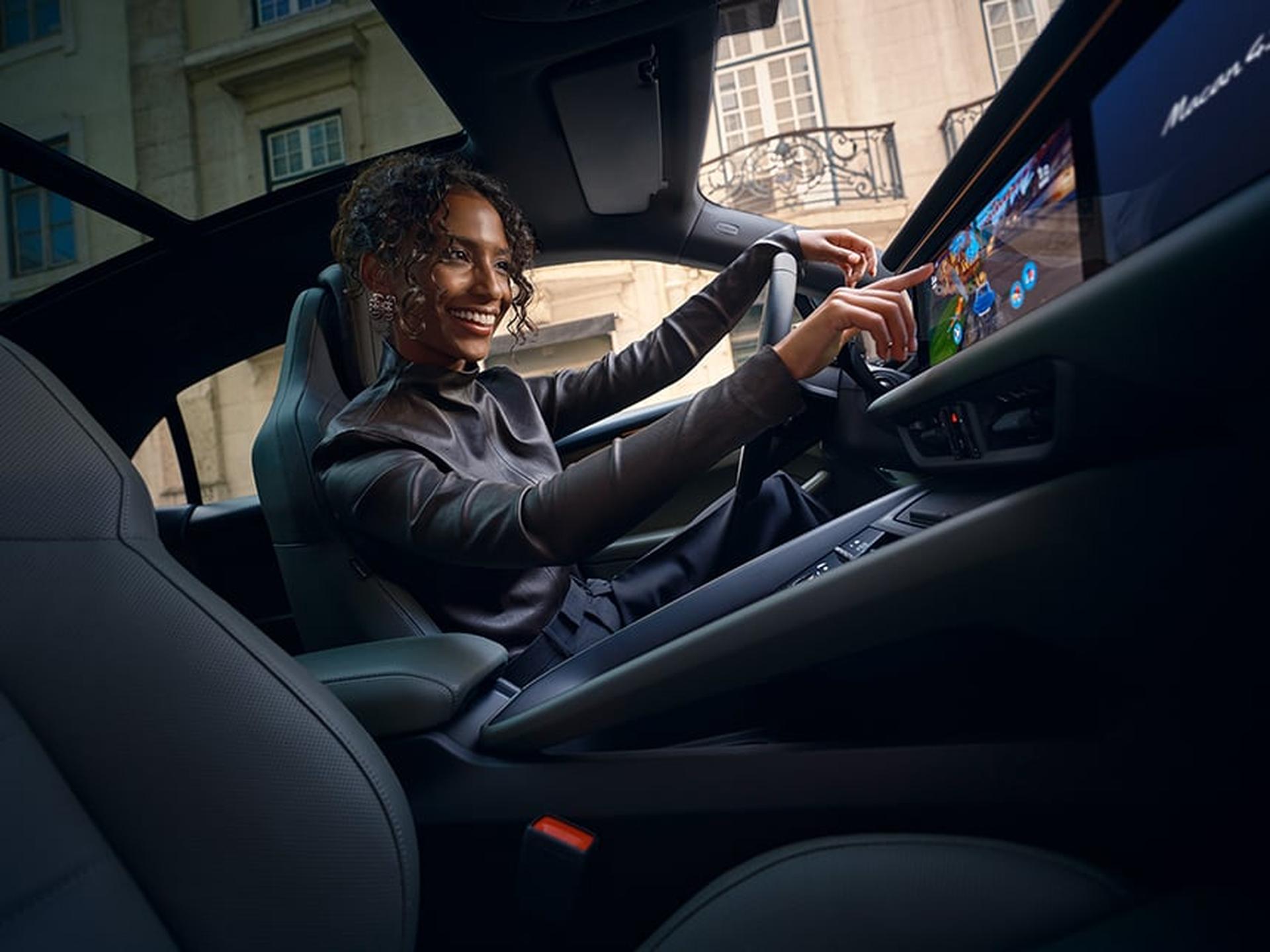 Connect Gaming in einem Porsche Sportwagen.