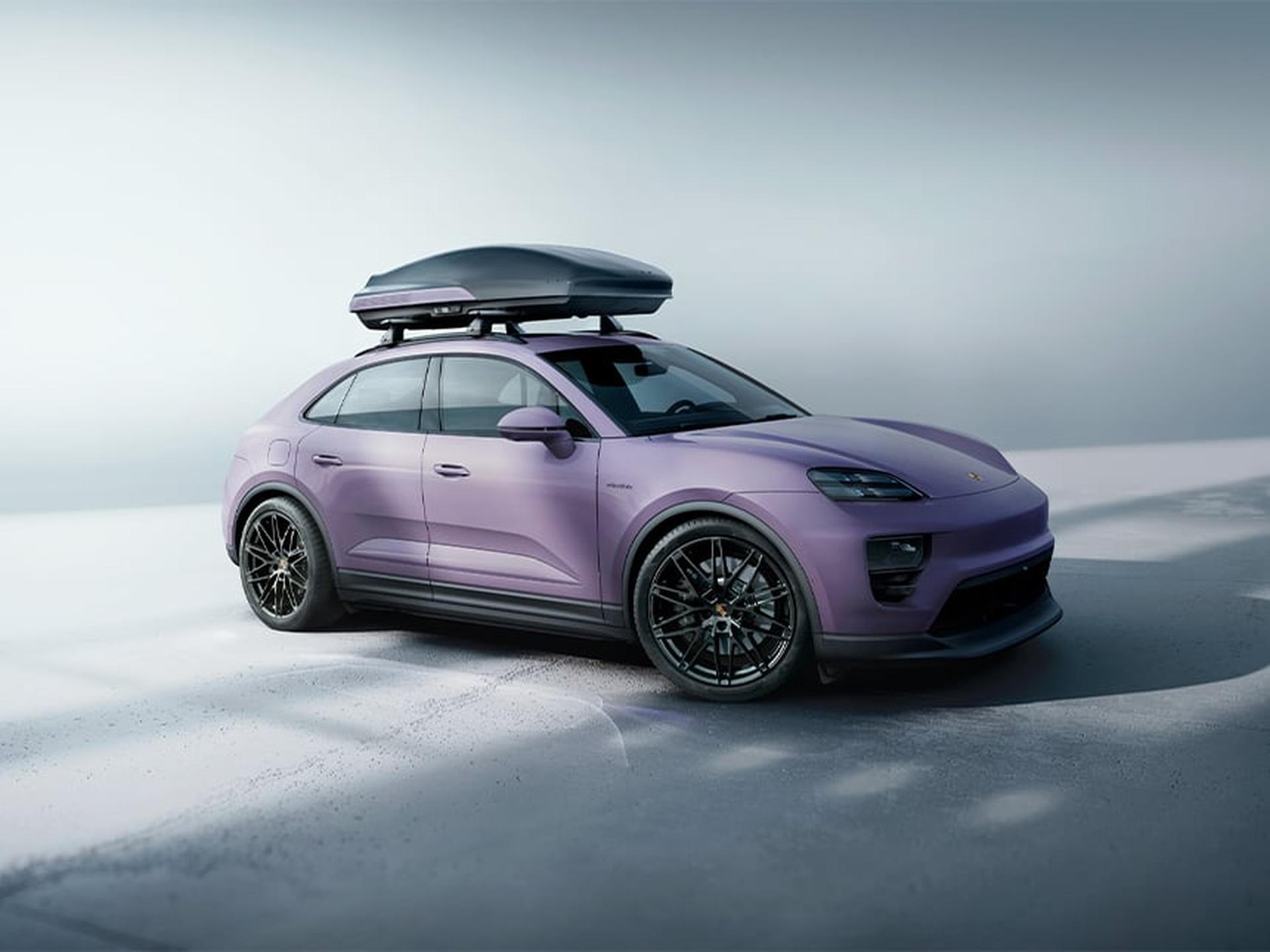 Ein Porsche Sportwagen mit einer Porsche Performance-Dachbox.