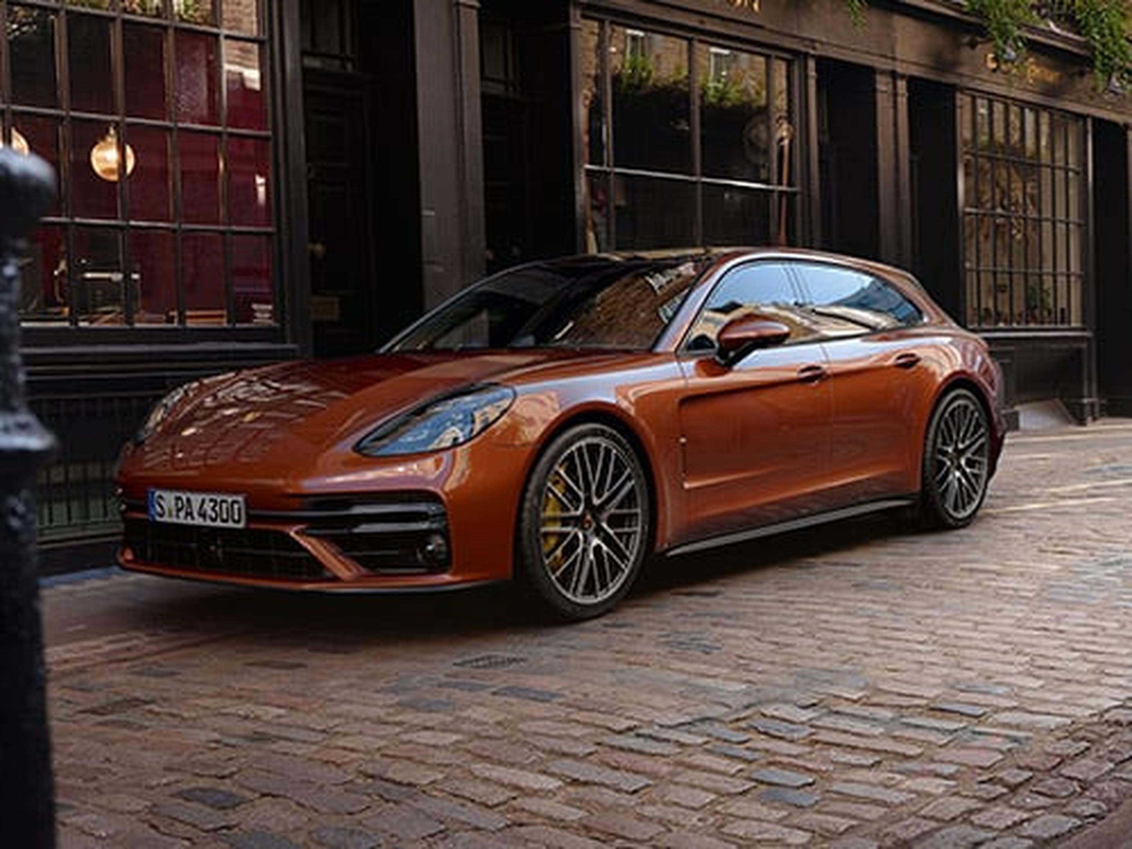 Panamera Turbo S Sport Turismo parkt in der Stadt auf Pflastersteinen.