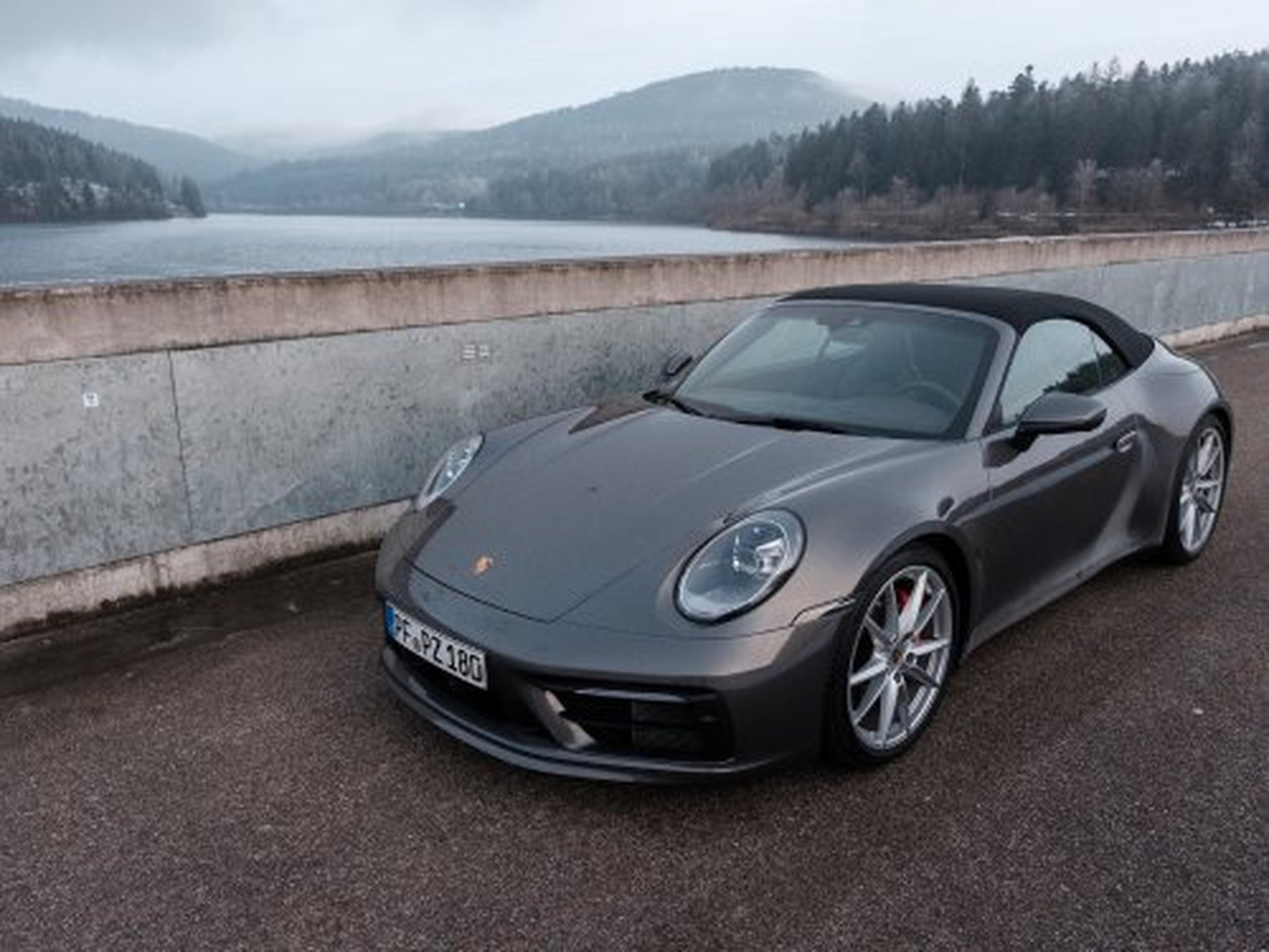 911 Carrera 4S Cabriolet auf Brücke
