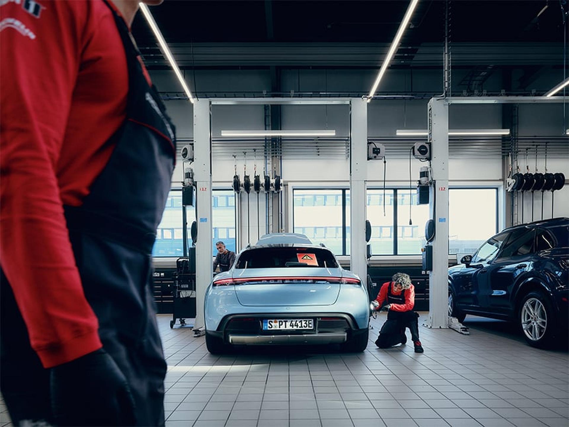 Porsche Mitarbeiter in der Werkstatt.