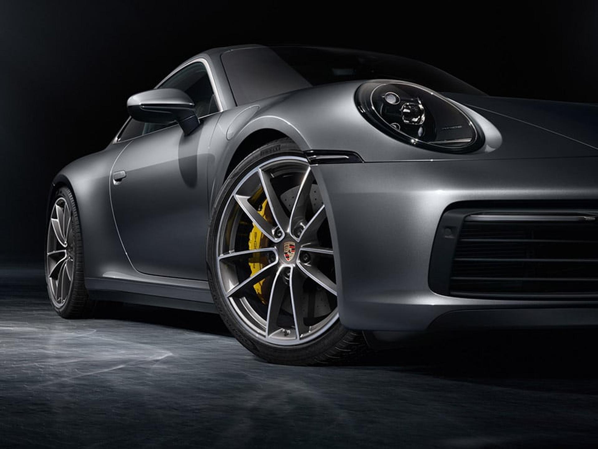 Fokus auf die Frontachse eines 911 Carrera S