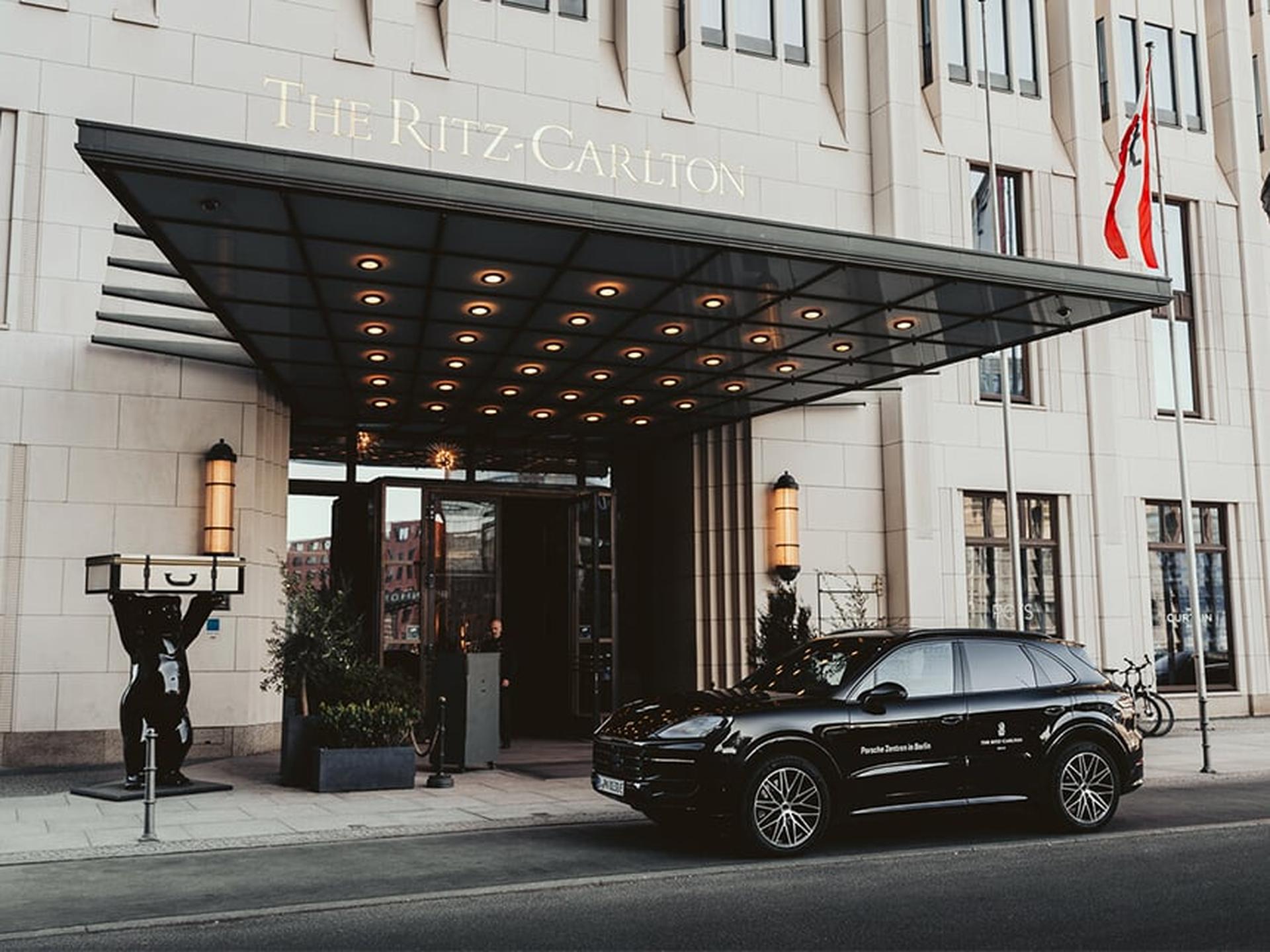 Ein Porsche Sportwagen steht vor The Ritz-Carlton, Berlin.