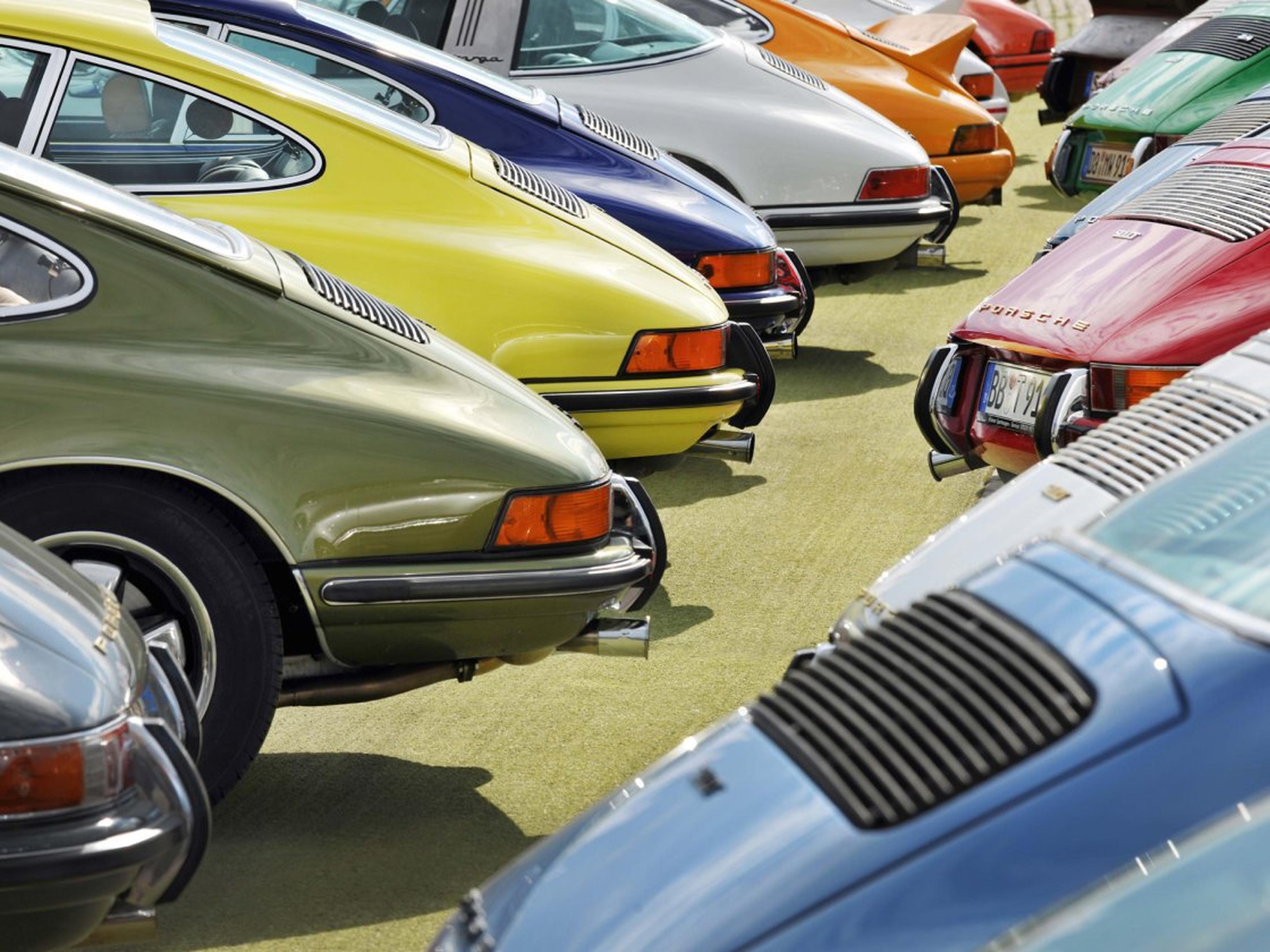 Ausschnitt von vielen Porsche Classic Fahrzeugen