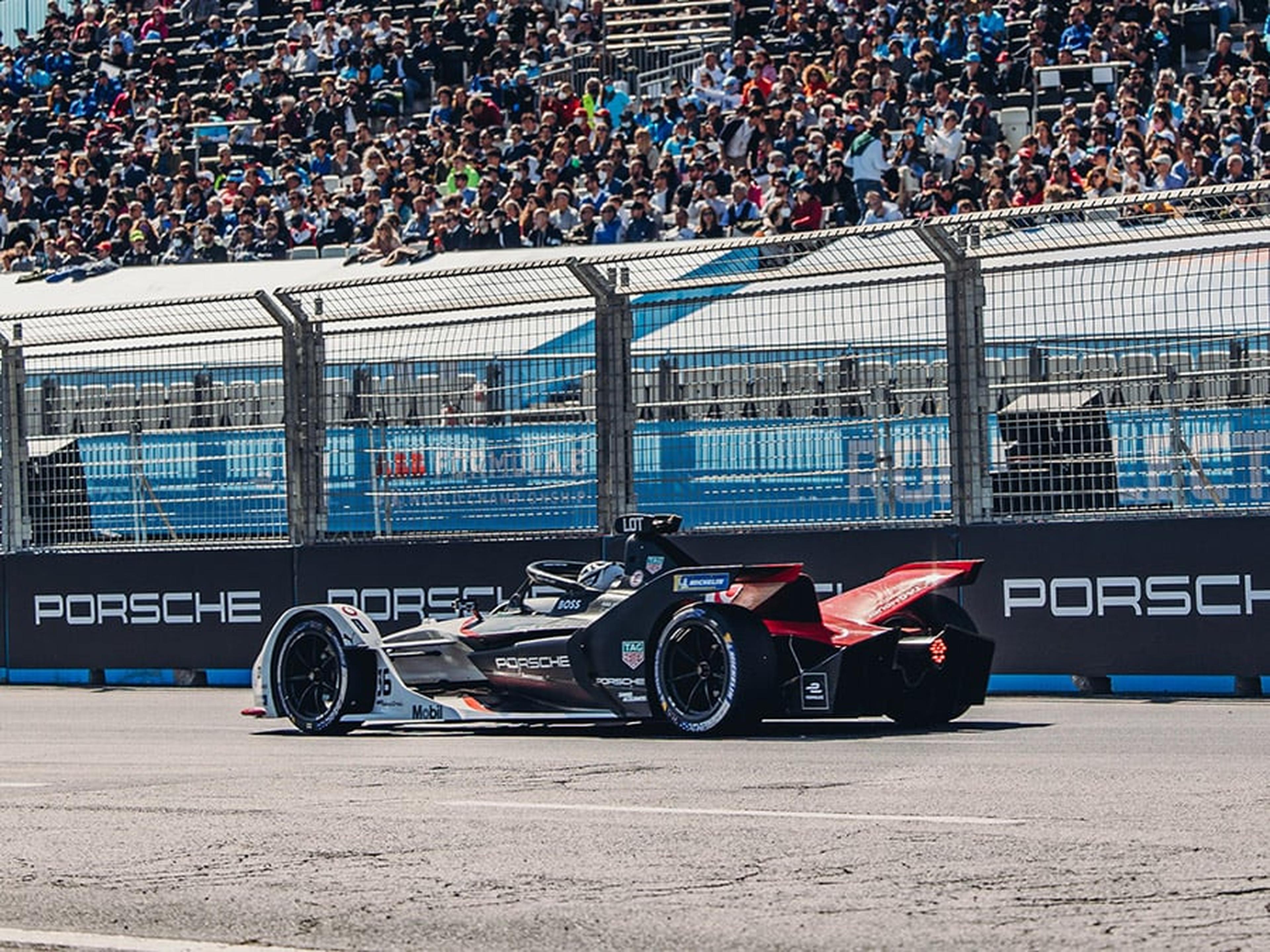 Formel E Fahrzeug vor voller Zuschauertribüne
