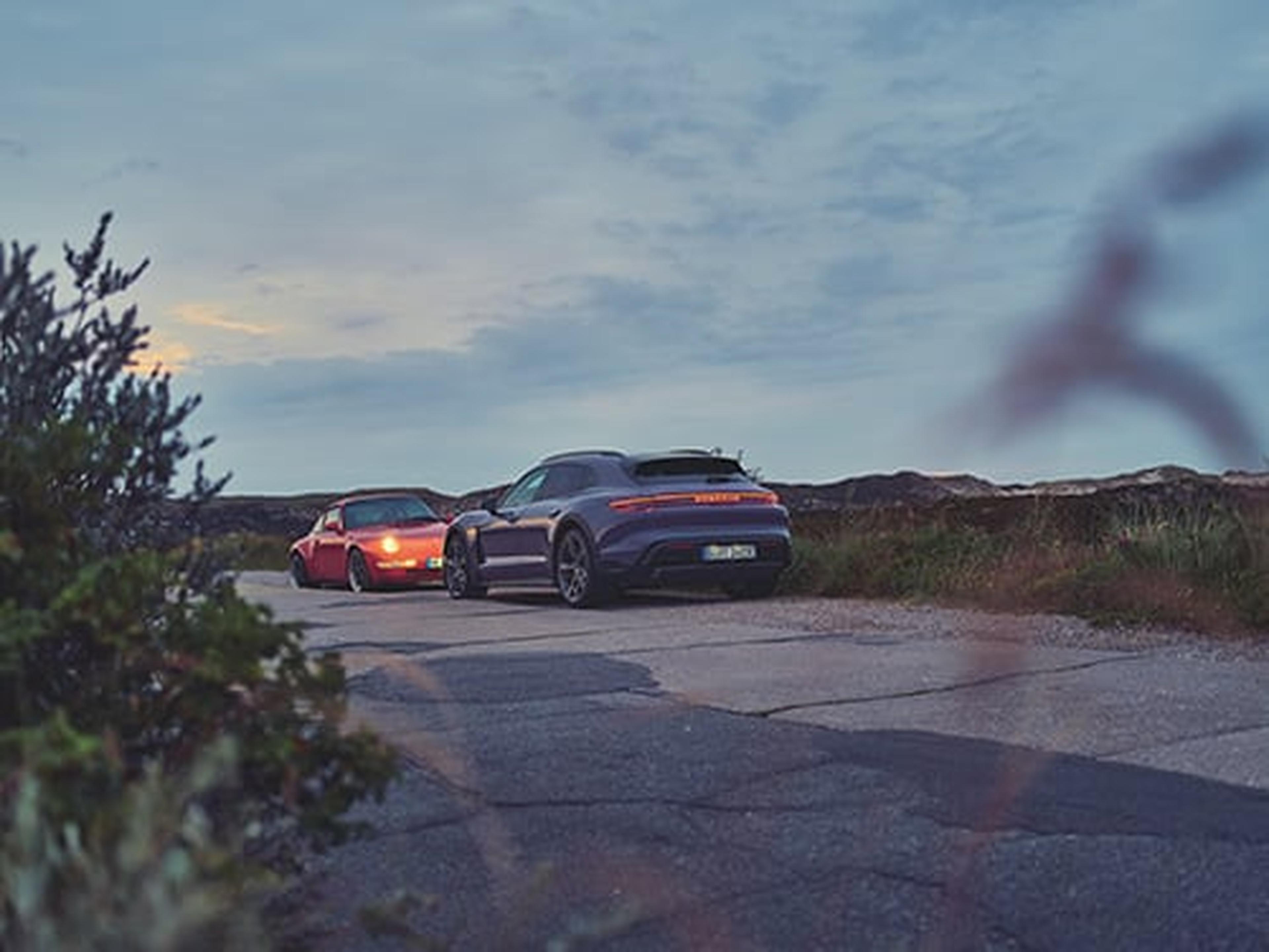 Zwei gegenüberstehende Porsche Fahrzeuge in Sylt