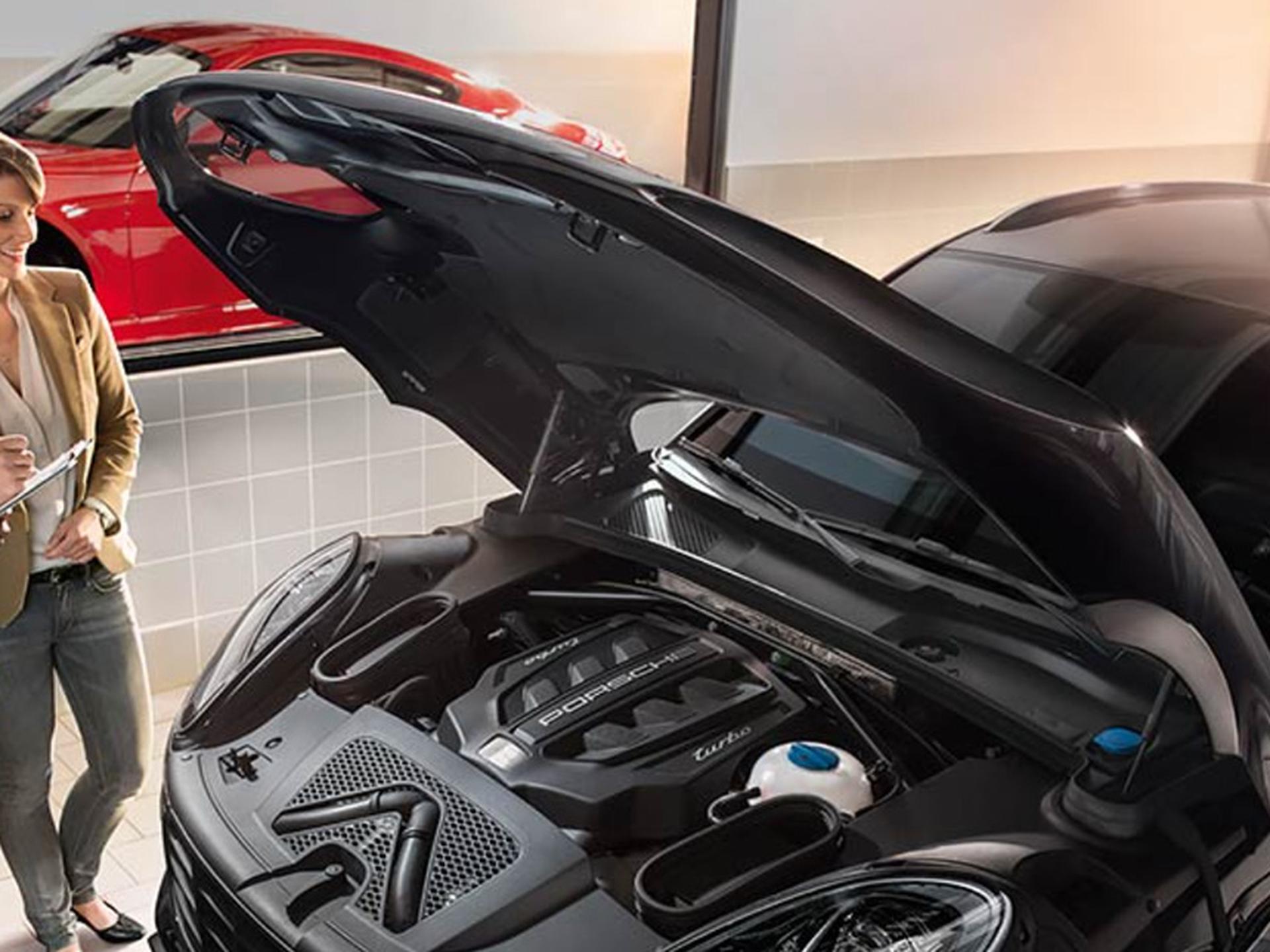 Offene Motorhaube zur Überprüfung der Bremsflüssigkeit.