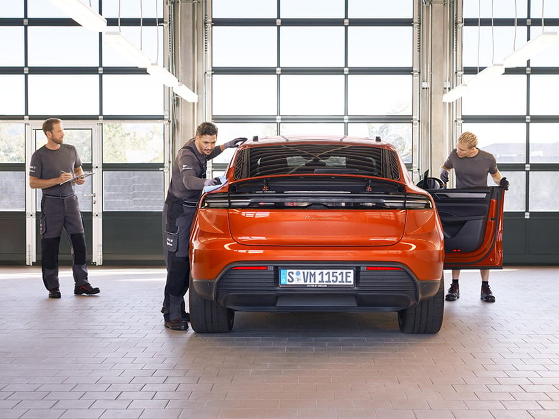 Das Porsche Serviceteam führt eine Innenreinigung bei einem Porsche Sportwagen durch.