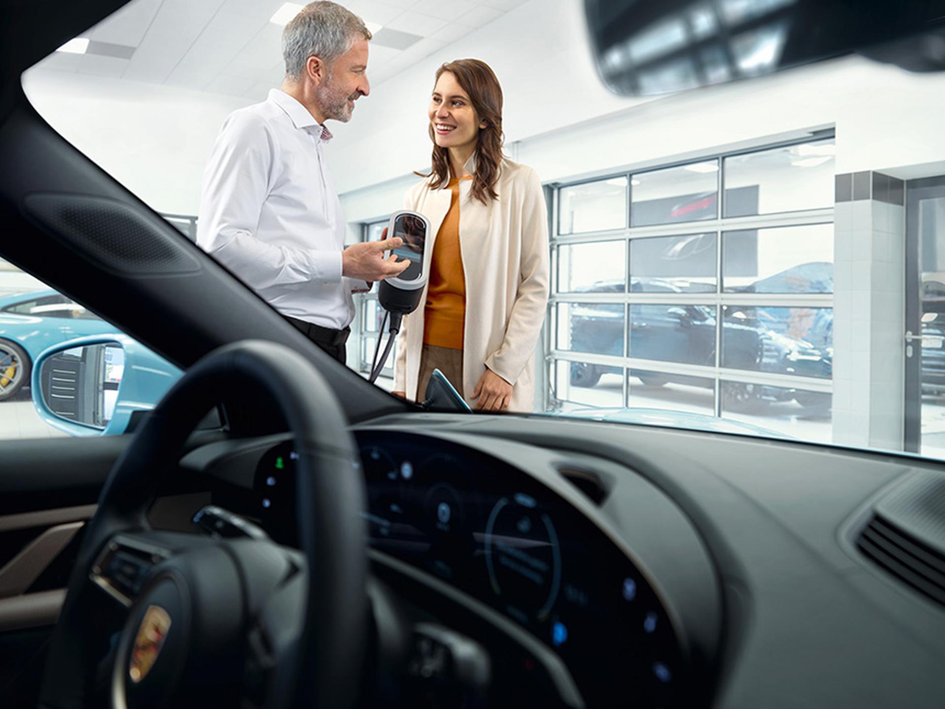 Kundengespräch zur Glasveredelung am Fahrzeug 