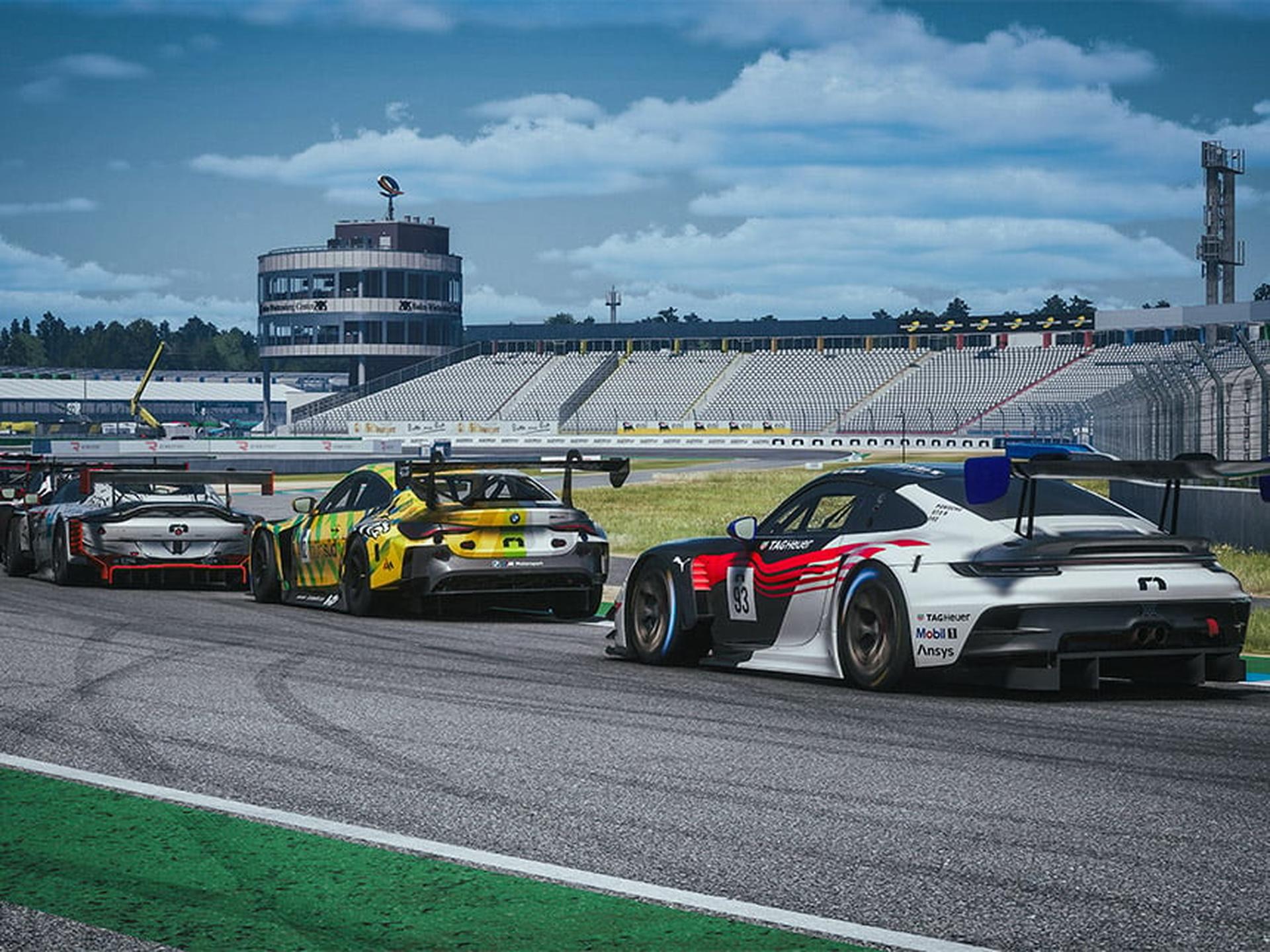 Mehrere Porsche Sportwagen fahren auf dem Hockenheimring.