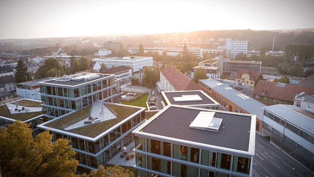 Firmensitz der SV Gruppe aus der Vogelperspektive im Abendlicht – regionaler Medien- und Vermarktungsstandort