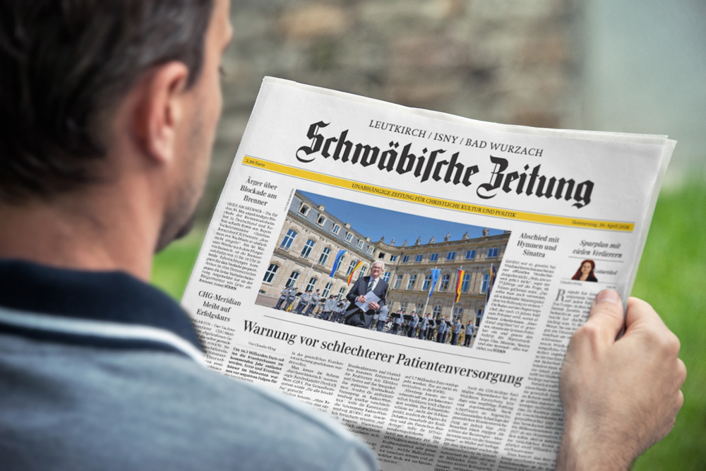 Mann liest die gedruckte Schwäbische Zeitung