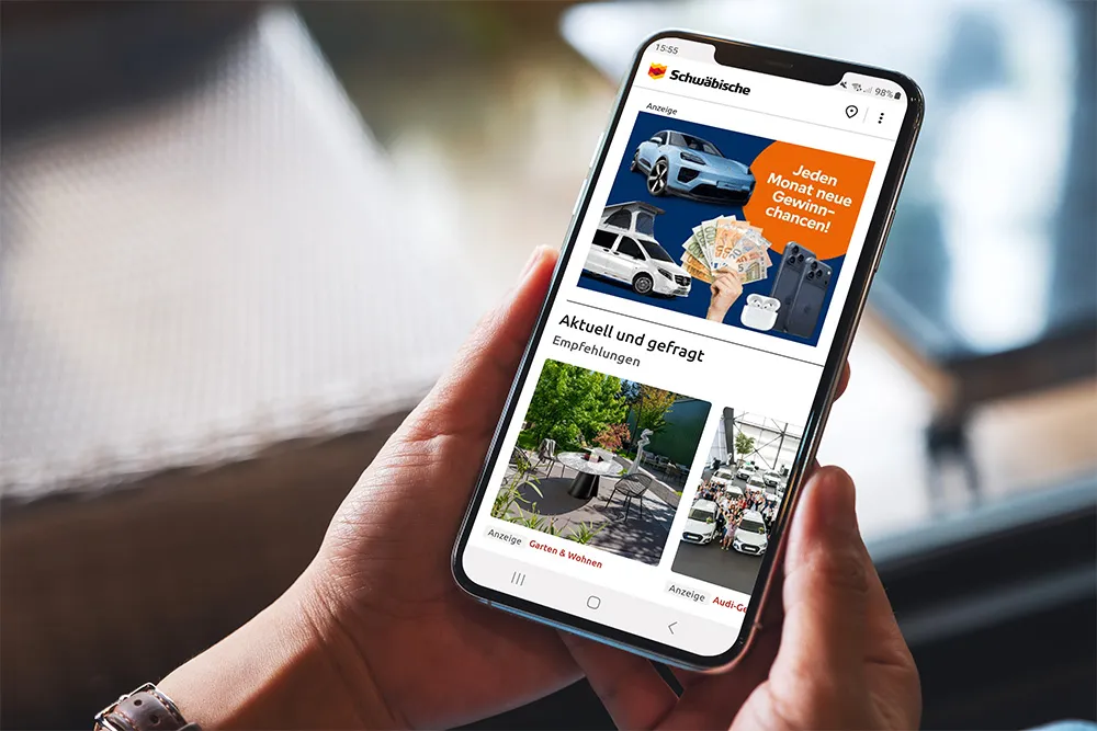 Overshoulder Blick auf ein Smartphone, das ein Medium Rectangle Banner auf schwaebische.de zur Kampagne MOVE IT! zeigt.