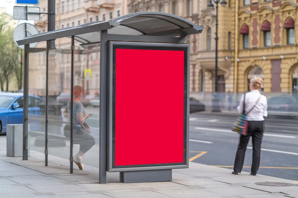 Darstellung einer digitalen Außenwerbefläche im Hochformat - hier beispielhaft an einer Bushaltestelle