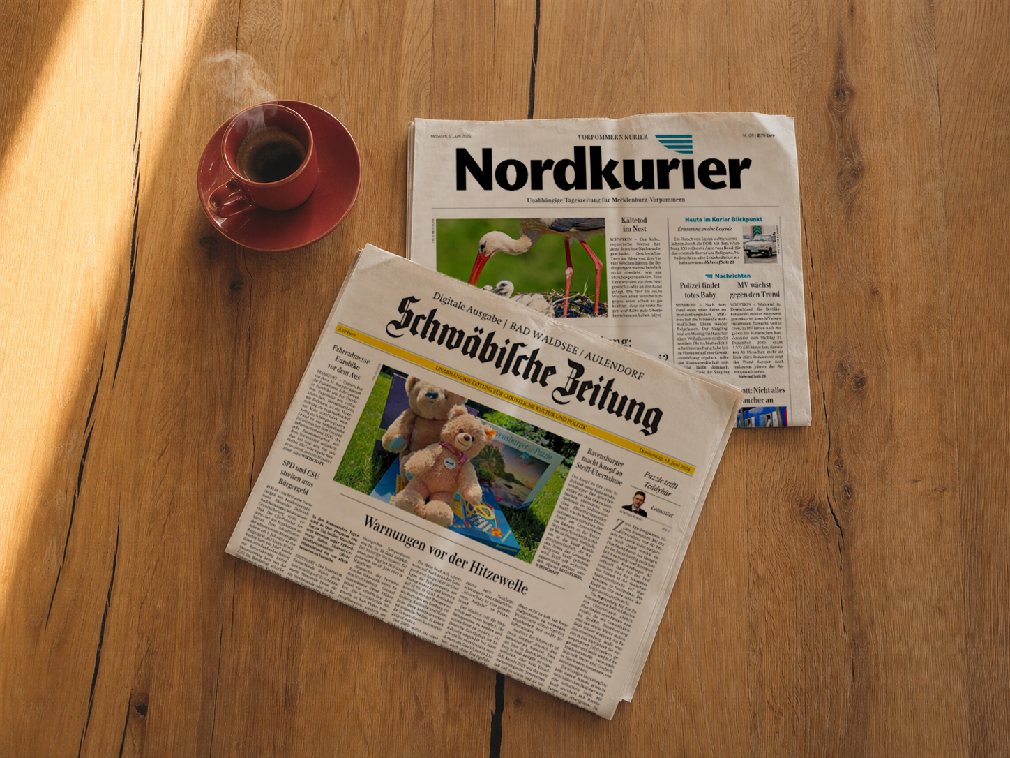 Printausgaben von Nordkurier und Schwäbischer Zeitung nebeneinander – die reichweitenstarken Tageszeitungen der SV Gruppe im Süden und Norden