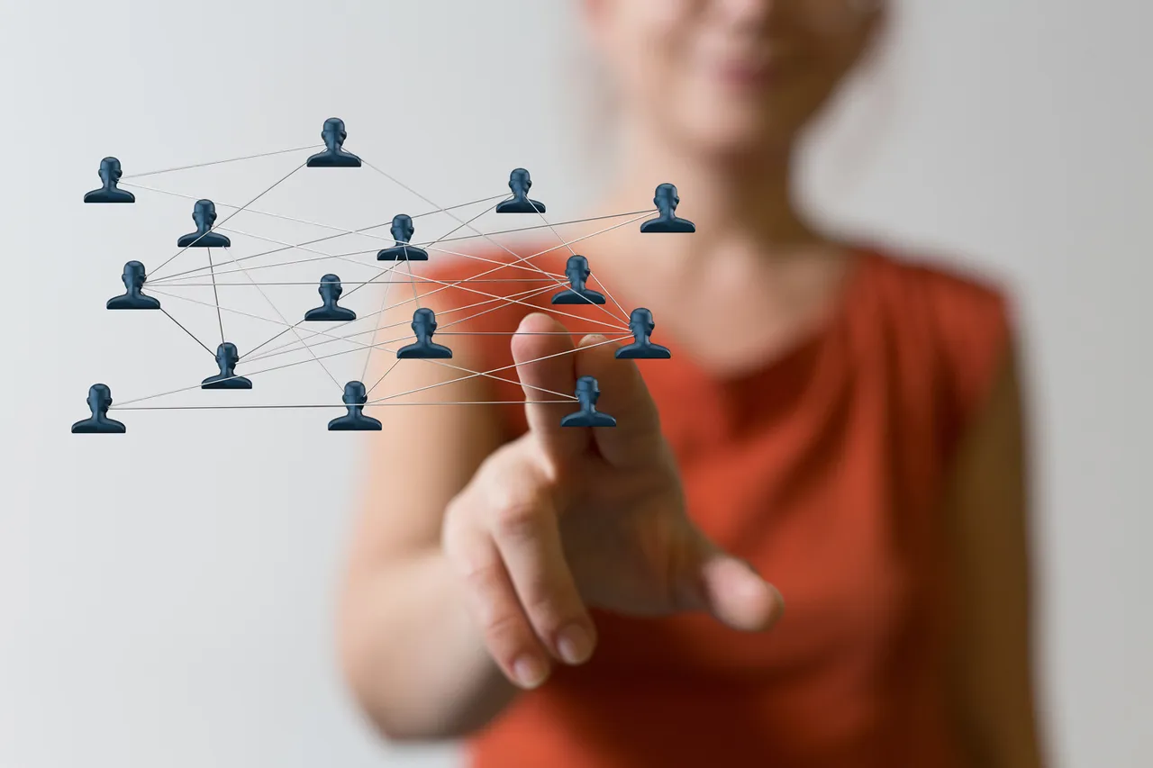 Eine Frau im Hintergrund die mit zwei Fingern auf eine Targeting-Skizze tippt - Targeting ist für Werbetreibende wichtig