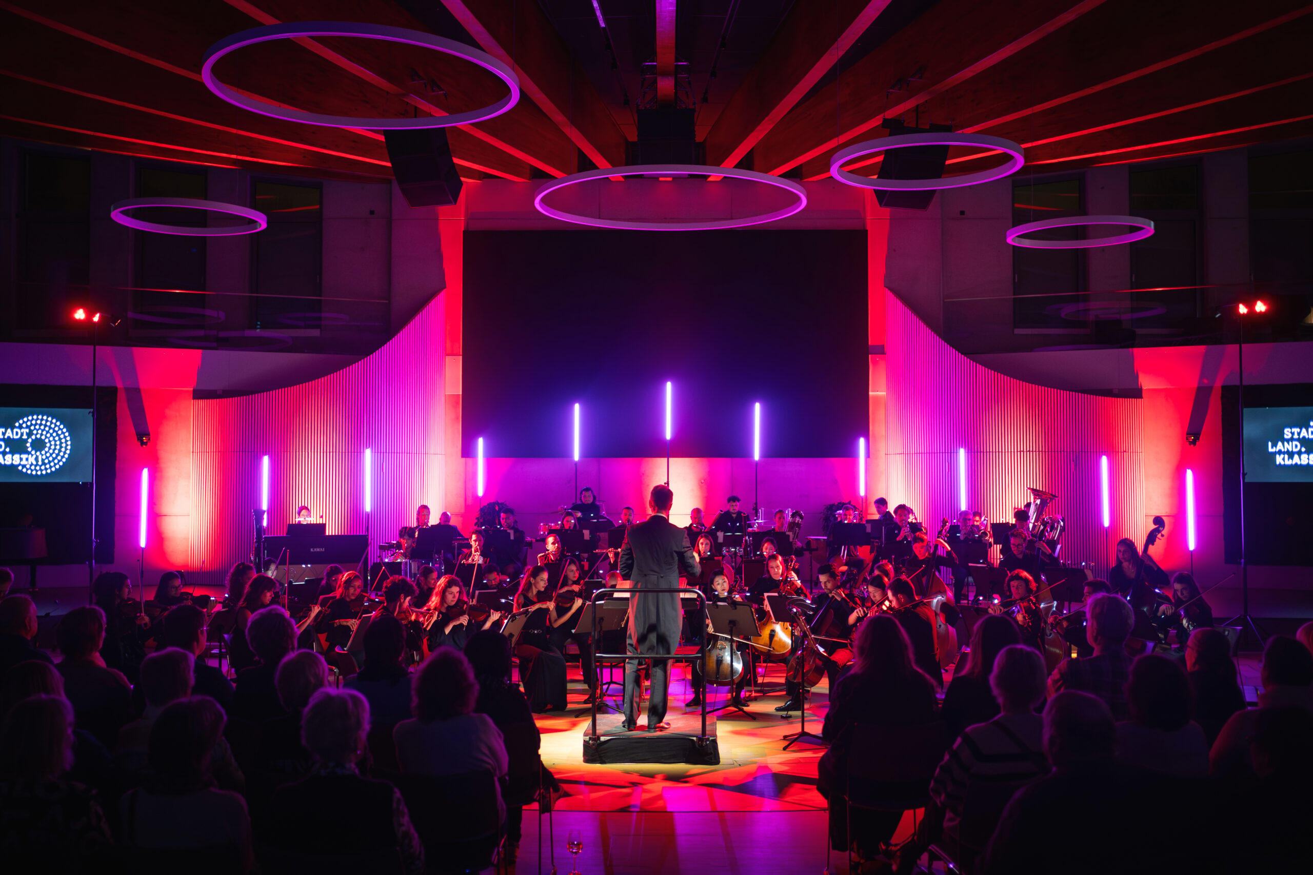 Stadt.Land.Klassik! – Orchesterkonzert in moderner Lichtinszenierung vor vollem Saal, ein Event der SV Gruppe