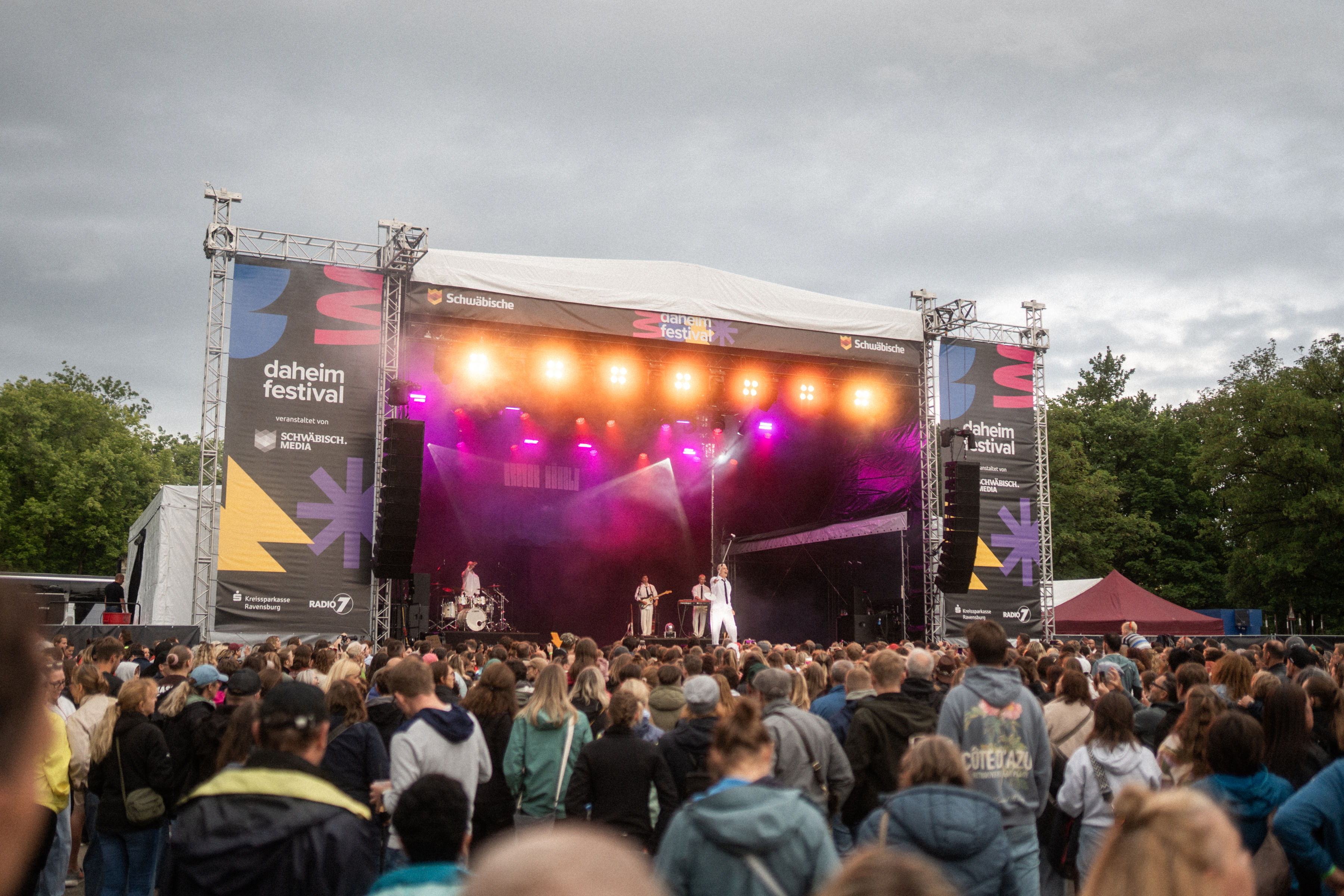 Daheim Festival – Live-Konzert auf der Open-Air-Bühne vor großem Publikum, ein Event der SV Gruppe