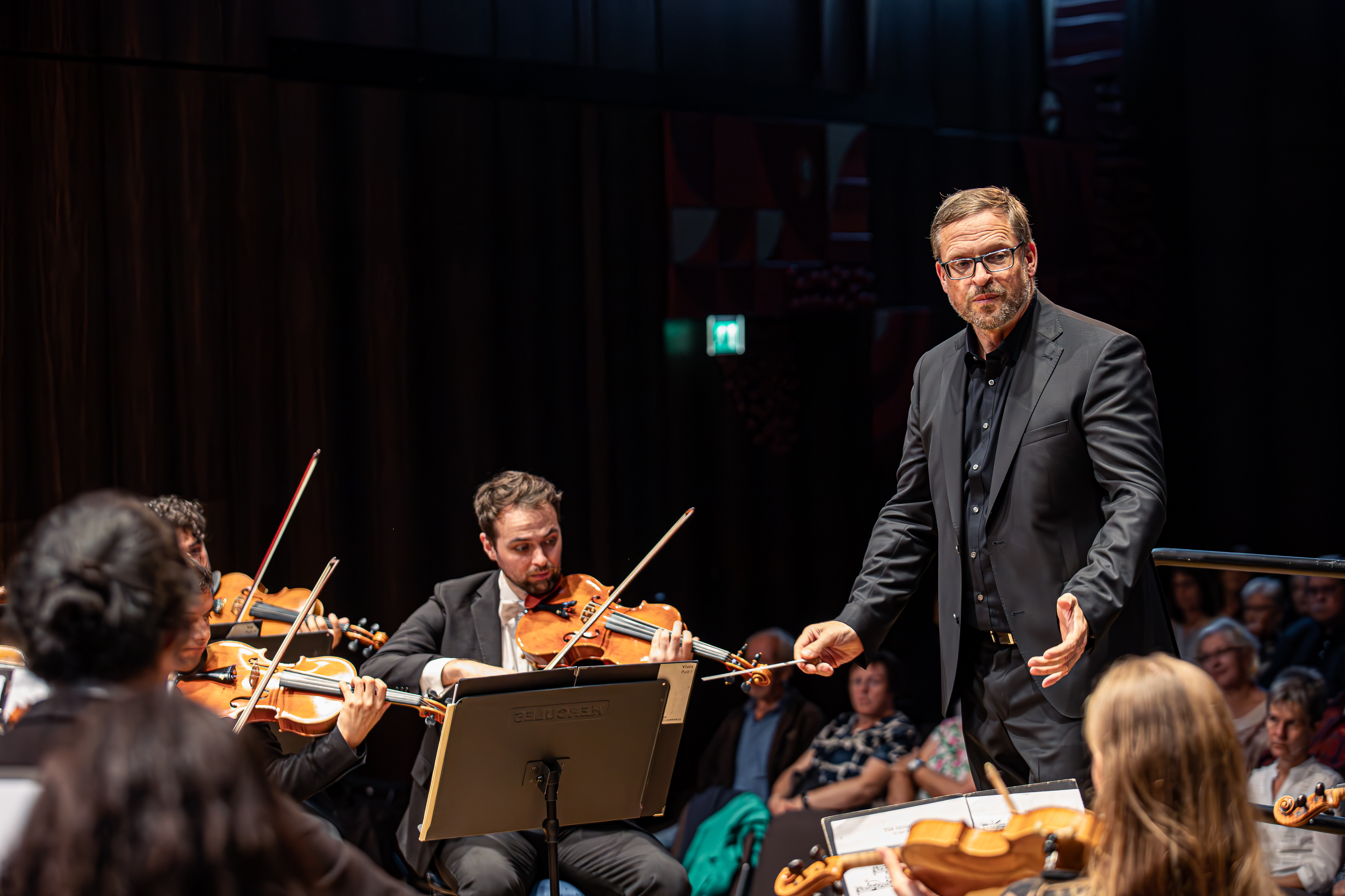 Konzert der Schwäbische Klassik Sterne – Dirigent und Streichorchester auf der Bühne, ein Event der SV Gruppe
